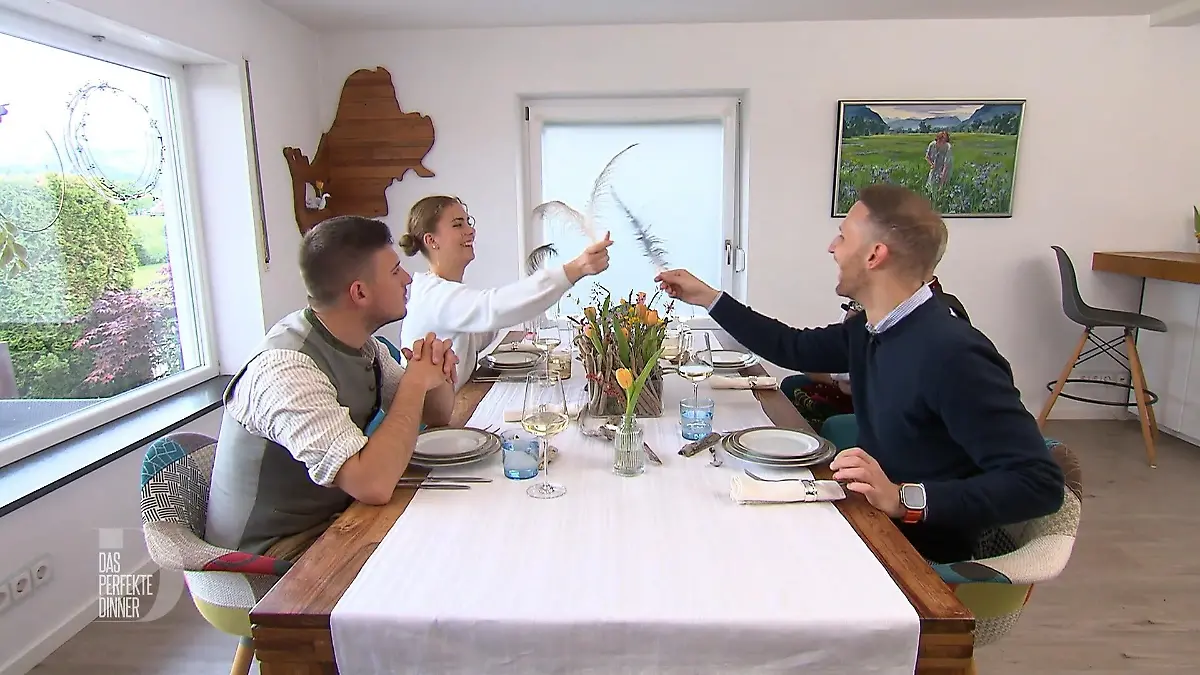 Doris´ Gäste schmücken sich mit fremden Federn Statt Gamsbart eine Nandu-Feder