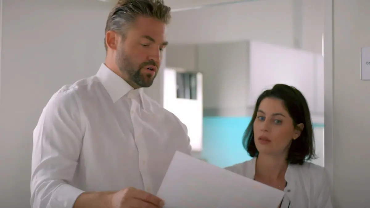 Bambi springt in Sinas Arztpraxis ein Die „Unter uns“-Wochenvorschau (Teil 2)