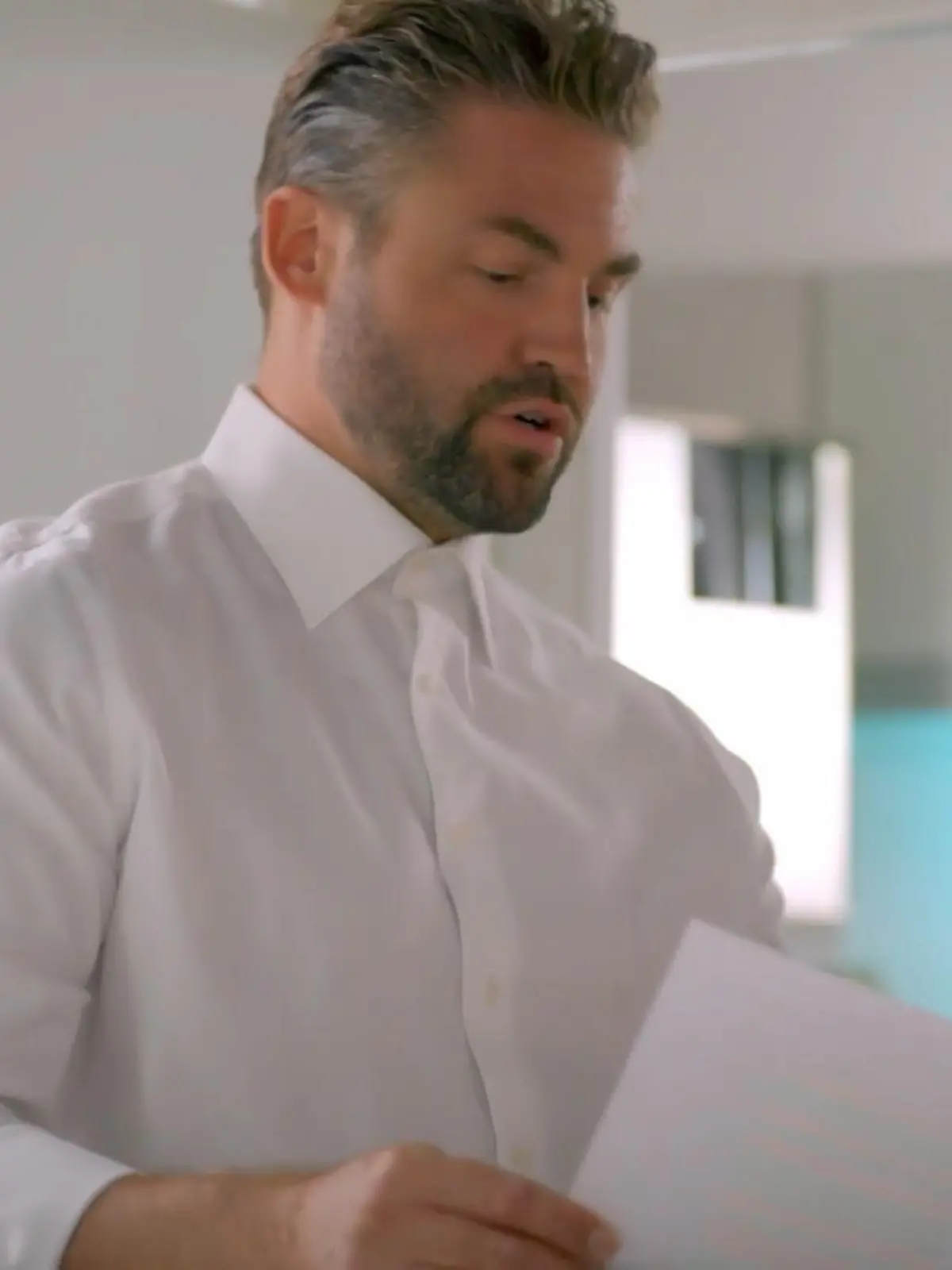 Unter uns: Bambi springt in Sinas Arztpraxis ein