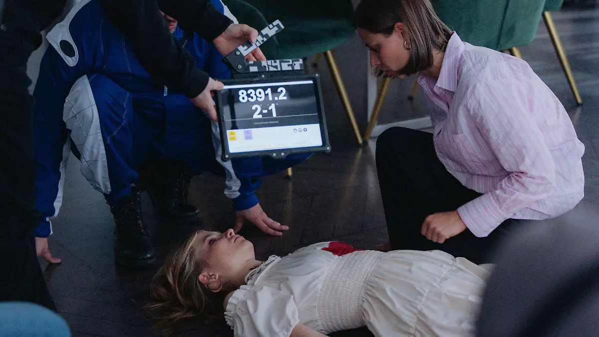 Anna-Katharina Fecher als „Matilda” (r.) mit Charlott Reschke als „Johanna” am Set