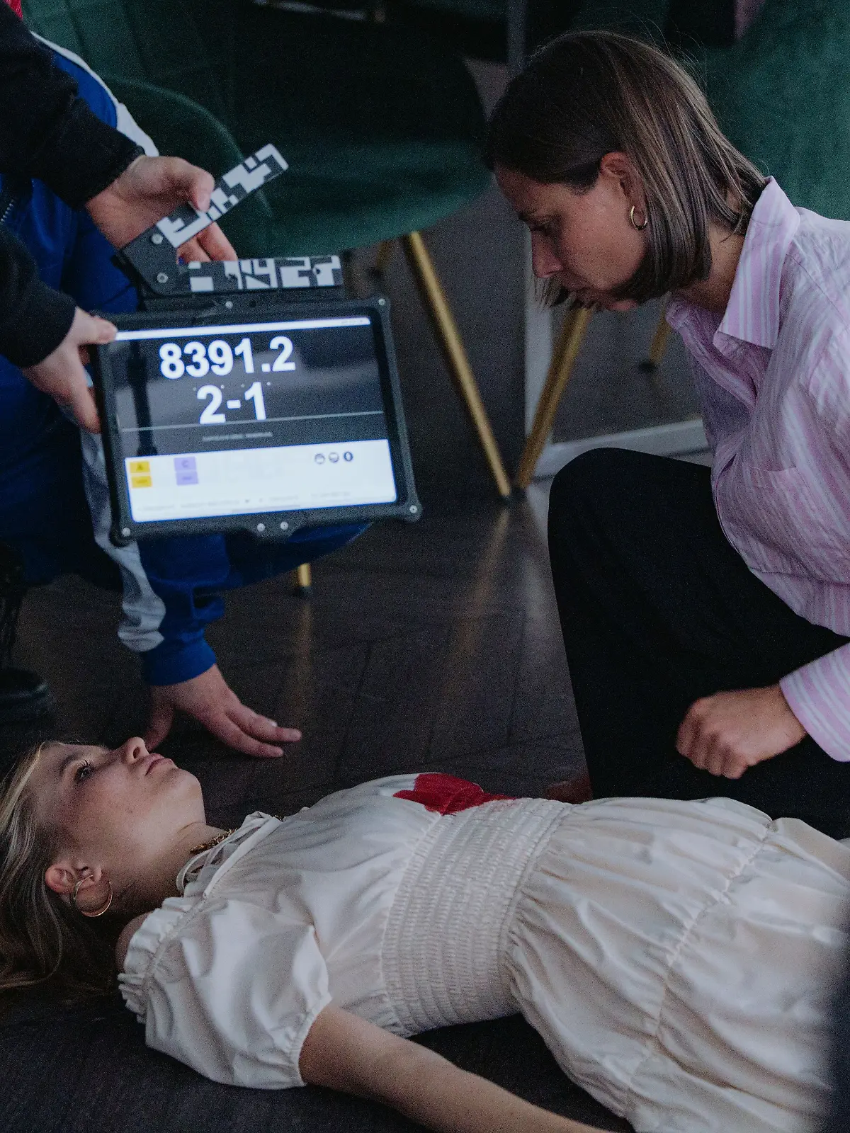 Anna-Katharina Fecher als „Matilda” (r.) mit Charlott Reschke als „Johanna” am Set