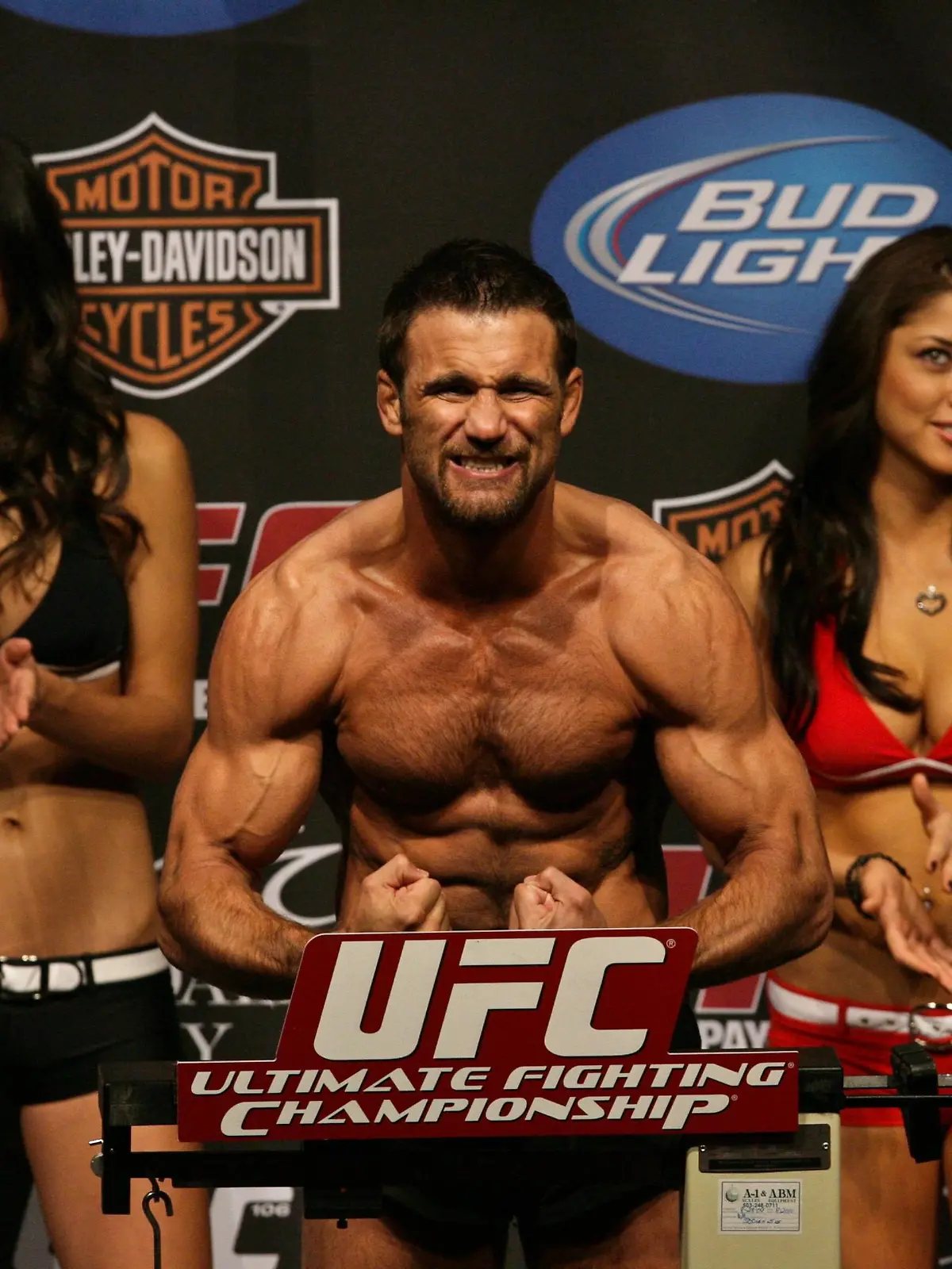 Bildnummer: 05164555  Datum: 20.11.2009  Copyright: imago/Icon SMI
20 Nov 2009: UFC Welterweight Phil Baroni (USA) poses for the crowd during the UFC 106 weigh-in at the Mandalay Bay Events Center in Las Vegas, Nevada. PUBLICATIONxINxGERxSUIxAUTxHUNxRUSxSWExNORxONLY Icon144091120271106; Kampfsport USA Herren MMA Mixed Martial Arts UFC Freefight Free Fight Fighting Pressetermin Wiegetermin vdig xng 2009 quer  Ultimate

Image number 05164555 date 20 11 2009 Copyright imago Icon Smi 20 Nov 2009 UFC Welterweight Phil Baroni USA poses for The Crowd during The UFC 106 Weigh in AT The Mandalay Bay Events Center in Las Vegas Nevada PUBLICATIONxINxGERxSUIxAUTxHUNxRUSxSWExNORxONLY Icon144091120271106 Martial arts USA men MMA Mixed Martial Arts UFC Free Fight Free Fight Fighting Press call Weighing date Vdig  2009 horizontal Ultimate 