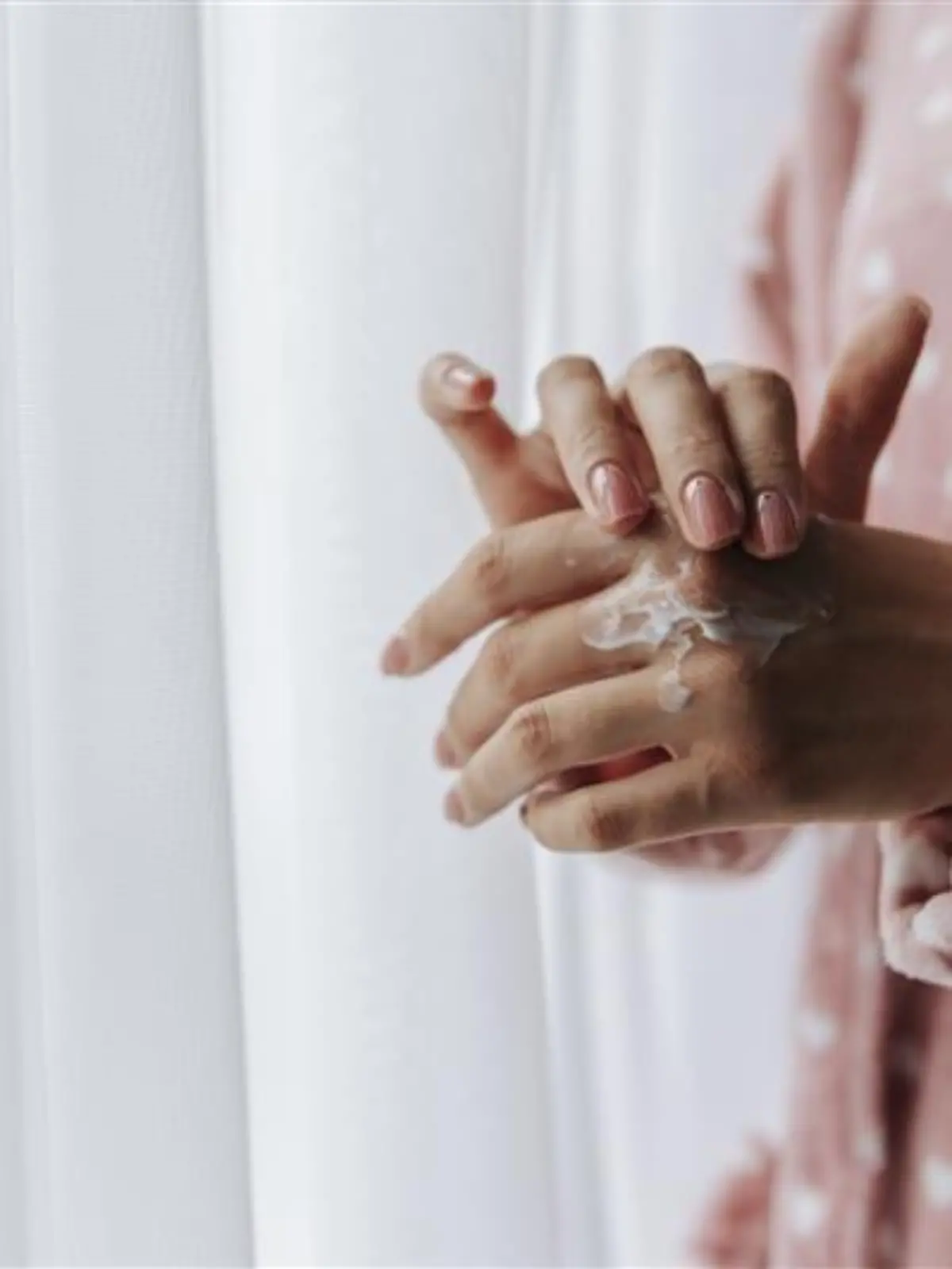 Handcremes pflegen trockene Winterhände wieder samtweich.