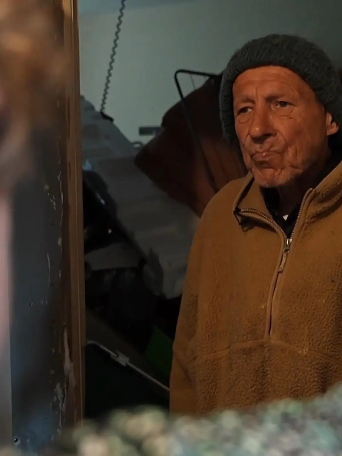 Bild zu: "Seine Wohnung ist kaum noch begehbar"