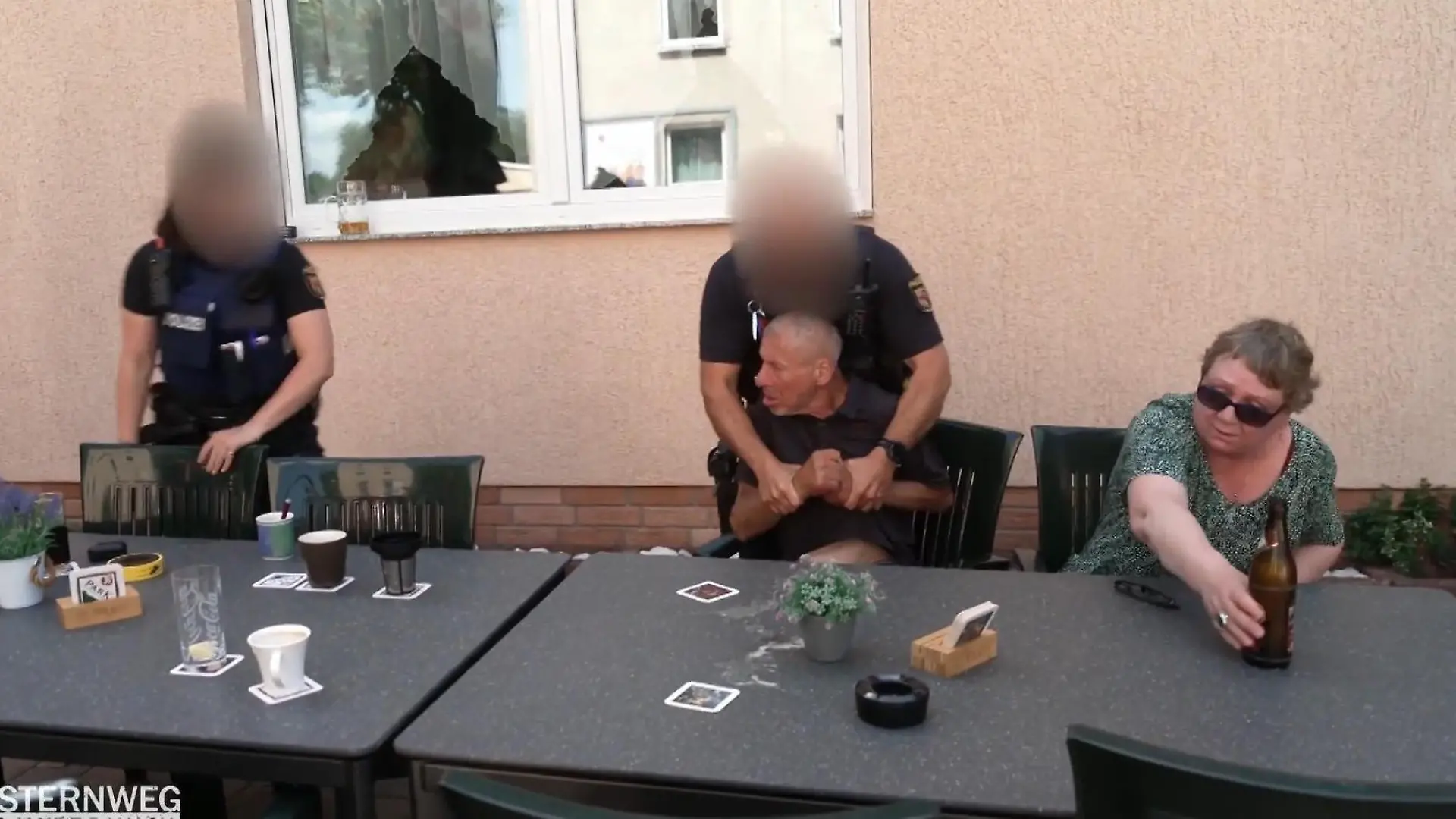 Es kommt zur Auseinandersetzung mit der Polizei Jockel hat eine Waffe