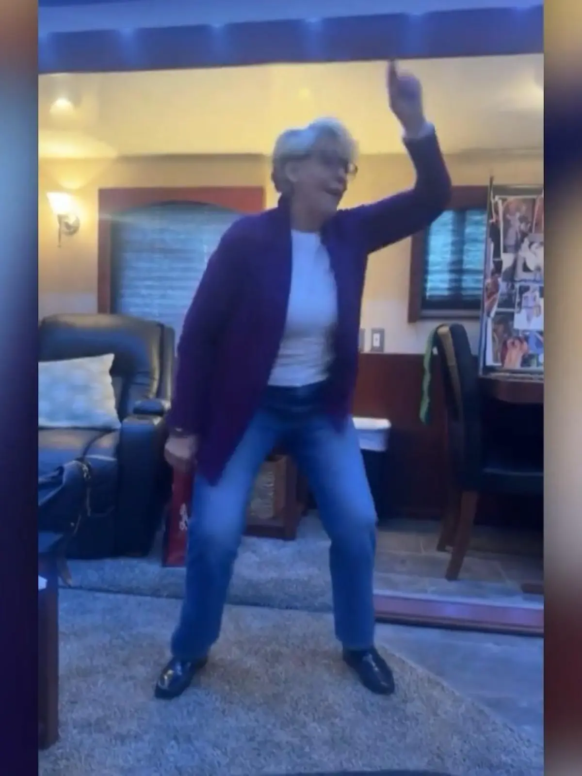 Bild zu: "Diese Frau (79) ist Hollywoods coolste Mum"