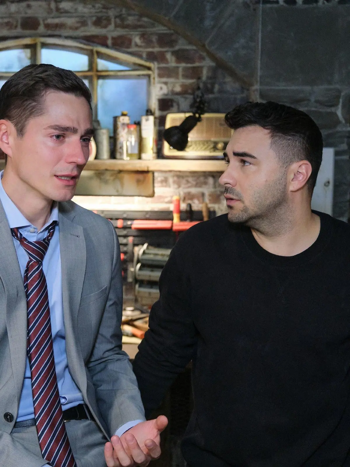In seinem emotionalsten Moment bittet Ringo (Timothy Boldt, l.) Easy (Lars Steinhöfel) um etwas Zeit, weil er diesmal alles richtig machen will. 

Die Verwendung des sendungsbezogenen Materials ist nur mit dem Hinweis und Verlinkung auf RTL+ gestattet.