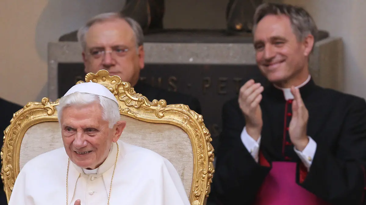 ARCHIV - 03.08.2012, Italien, Castel Gandolfo: Der damalige Papst Benedikt XVI. und sein Bruder Georg Ratzinger (r) klatschen in der päpstlichen Sommerresidenz. Im Hintergrund steht der Privatsekretär von Joseph Ratzinger, Georg Gänswein. Der emeritierte Papst Benedikt XVI. ist am 31.12.2022 im Alter von 95 Jahren im Vatikan gestorben. Foto: Karl-Josef Hildenbrand/dpa +++ dpa-Bildfunk +++