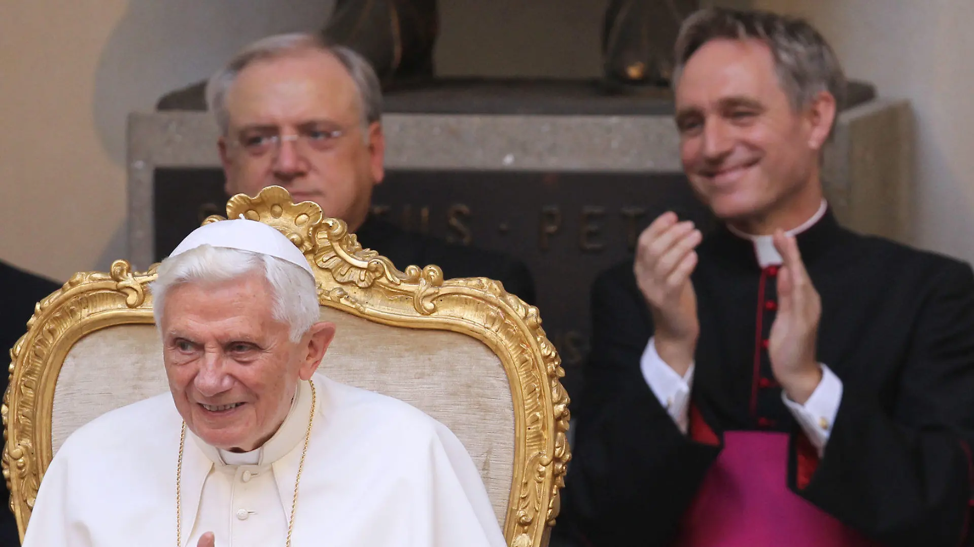ARCHIV - 03.08.2012, Italien, Castel Gandolfo: Der damalige Papst Benedikt XVI. und sein Bruder Georg Ratzinger (r) klatschen in der päpstlichen Sommerresidenz. Im Hintergrund steht der Privatsekretär von Joseph Ratzinger, Georg Gänswein. Der emeritierte Papst Benedikt XVI. ist am 31.12.2022 im Alter von 95 Jahren im Vatikan gestorben. Foto: Karl-Josef Hildenbrand/dpa +++ dpa-Bildfunk +++