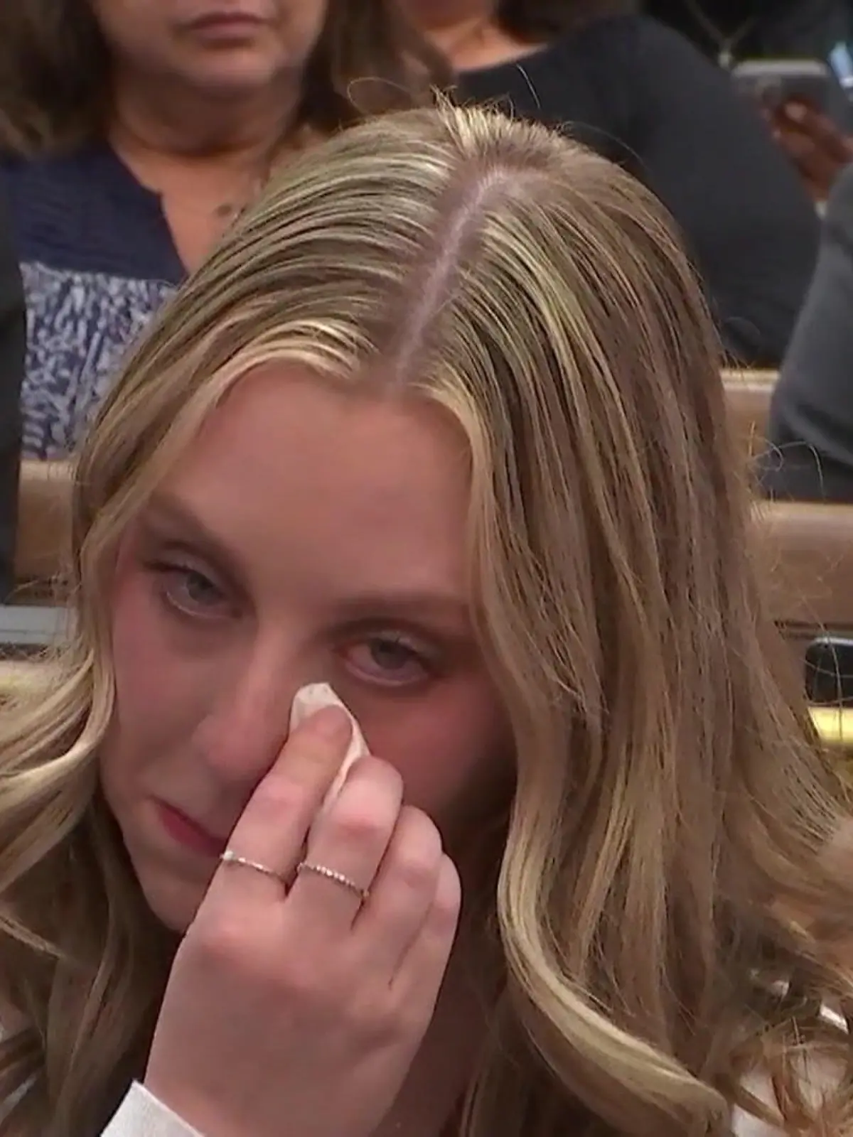 Bild zu: "Schüler (6) schießt auf Lehrerin – jetzt fordert sie von IHR eine Millionen-Entschädigung"