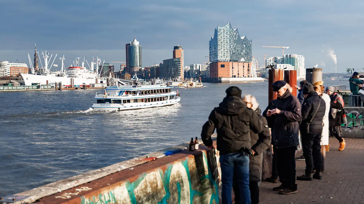 11.12.2022, Hamburg: Bei Null Grad Lufttemperatur und Sonnenschein betrachten Besucher vom Bornsteinplatz aus das Panorama der Hansestadt. Die Wolken über der Stadt können durchaus auch noch Schnee bringen. Foto: Markus Scholz/dpa +++ dpa-Bildfunk +++