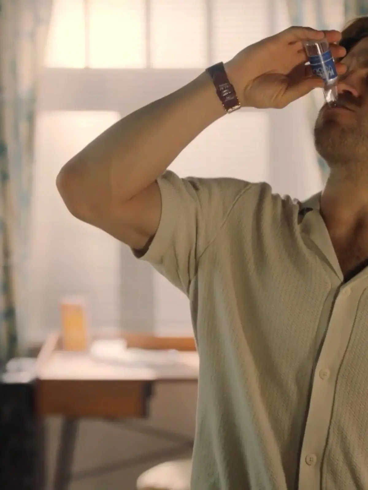 Bild zu: "Julian betäubt seinen Frust"