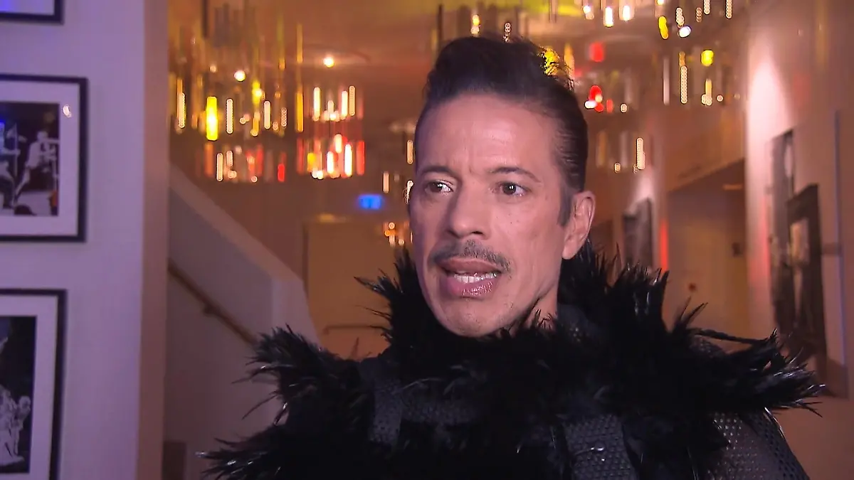 Zum Outing bei seinen Eltern brachte er seinen Freund mit Jorge González ganz privat!