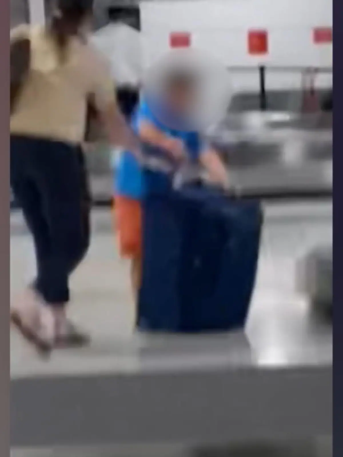 Und schon fliegt der erste Koffer vom Band! Im australischen Melbourne hat ein kleiner Junge randaliert. Warum? Unklar! Sein Ausraster war jedenfalls so heftig, dass seine Mutter ihn nicht mehr bändigen konnte und sogar das Flughafenpersonal einschreiten musste. Wir zeigen die Situation im Video.