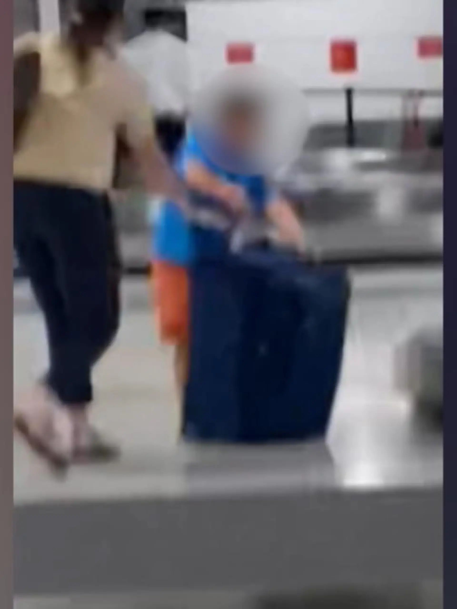 Und schon fliegt der erste Koffer vom Band! Im australischen Melbourne hat ein kleiner Junge randaliert. Warum? Unklar! Sein Ausraster war jedenfalls so heftig, dass seine Mutter ihn nicht mehr bändigen konnte und sogar das Flughafenpersonal einschreiten musste. Wir zeigen die Situation im Video.
