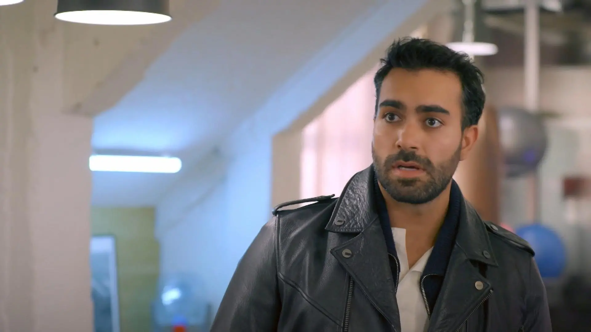 Baris erhält eine alarmierende Nachricht über Cillys Flug „Unter uns“-Folge vom 10.11.25 auf RTL+