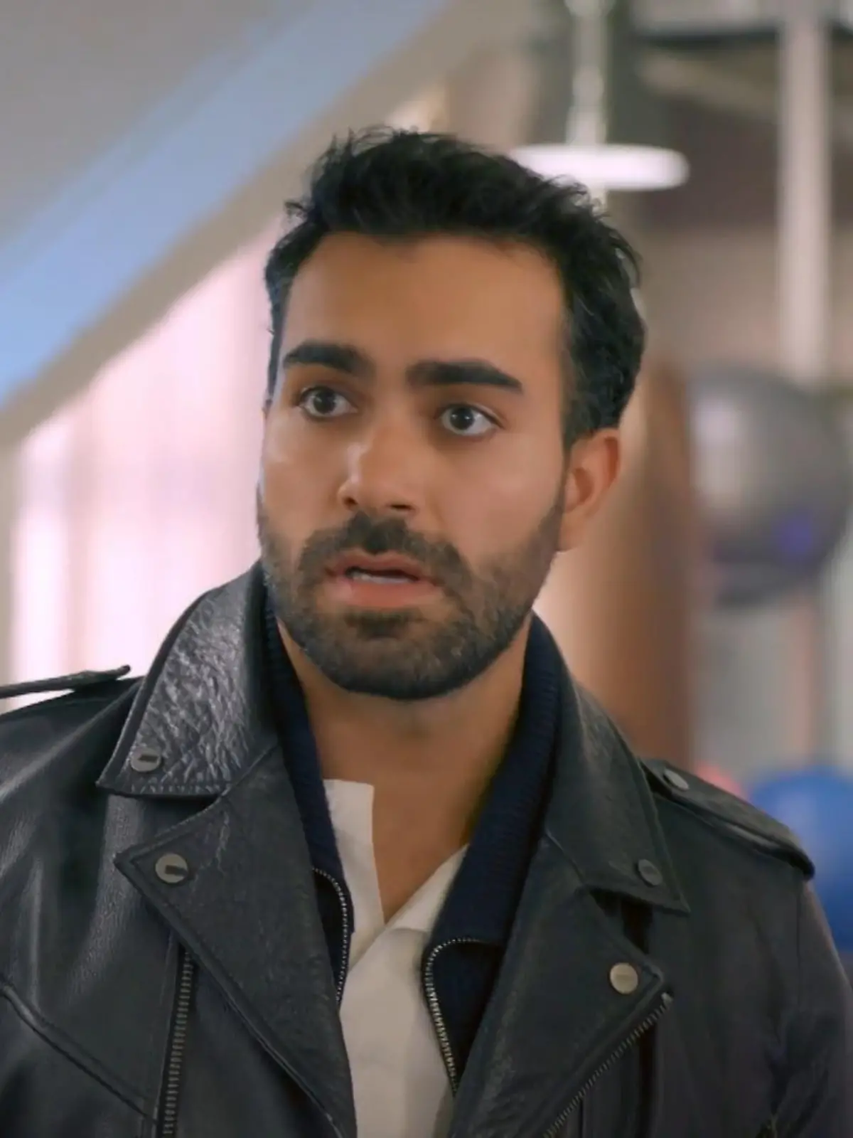 Baris erhält eine alarmierende Nachricht über Cillys Flug