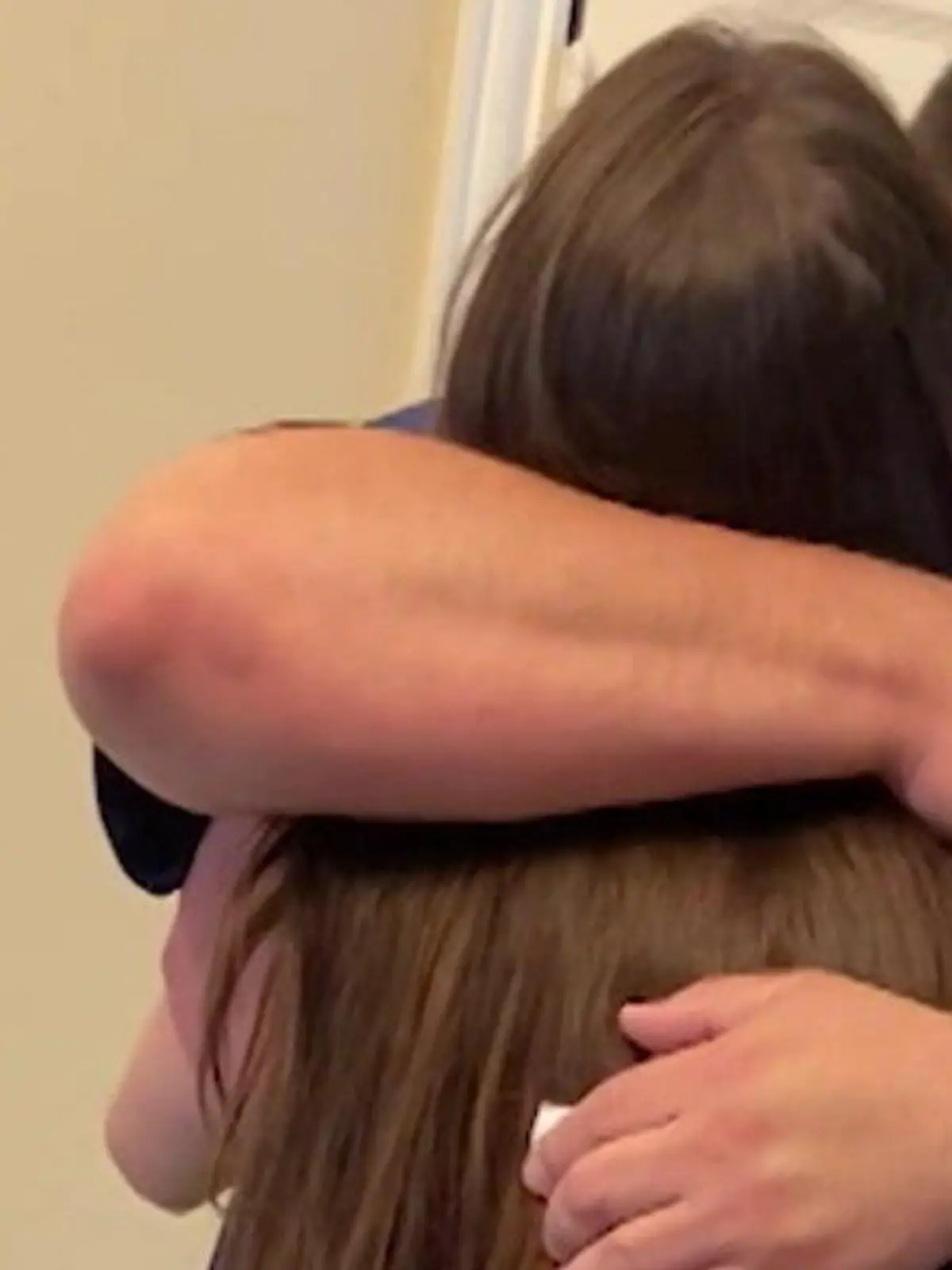 Bild zu: "Diese Papiere verändern sein Leben! Stieftochter überrascht Papa mit rührendem Geschenk"