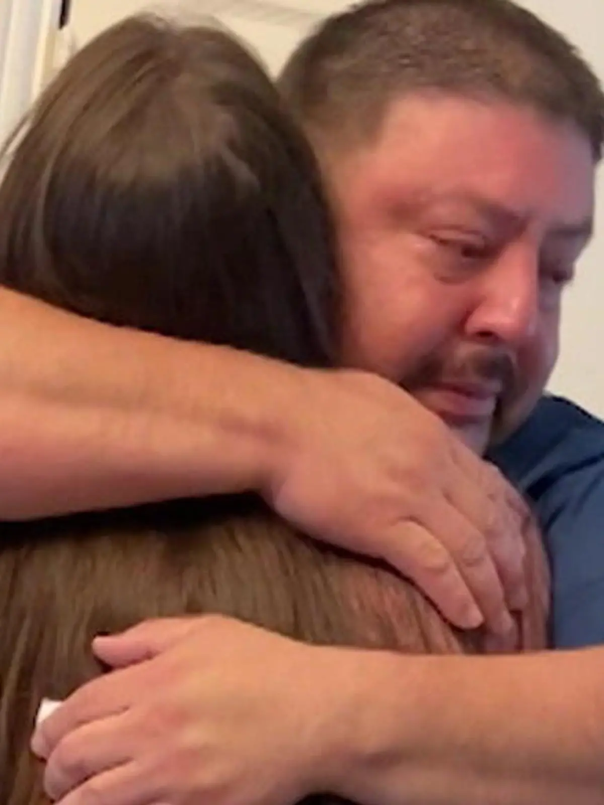 Bild zu: "Diese Papiere verändern sein Leben! Stieftochter überrascht Papa mit rührendem Geschenk"