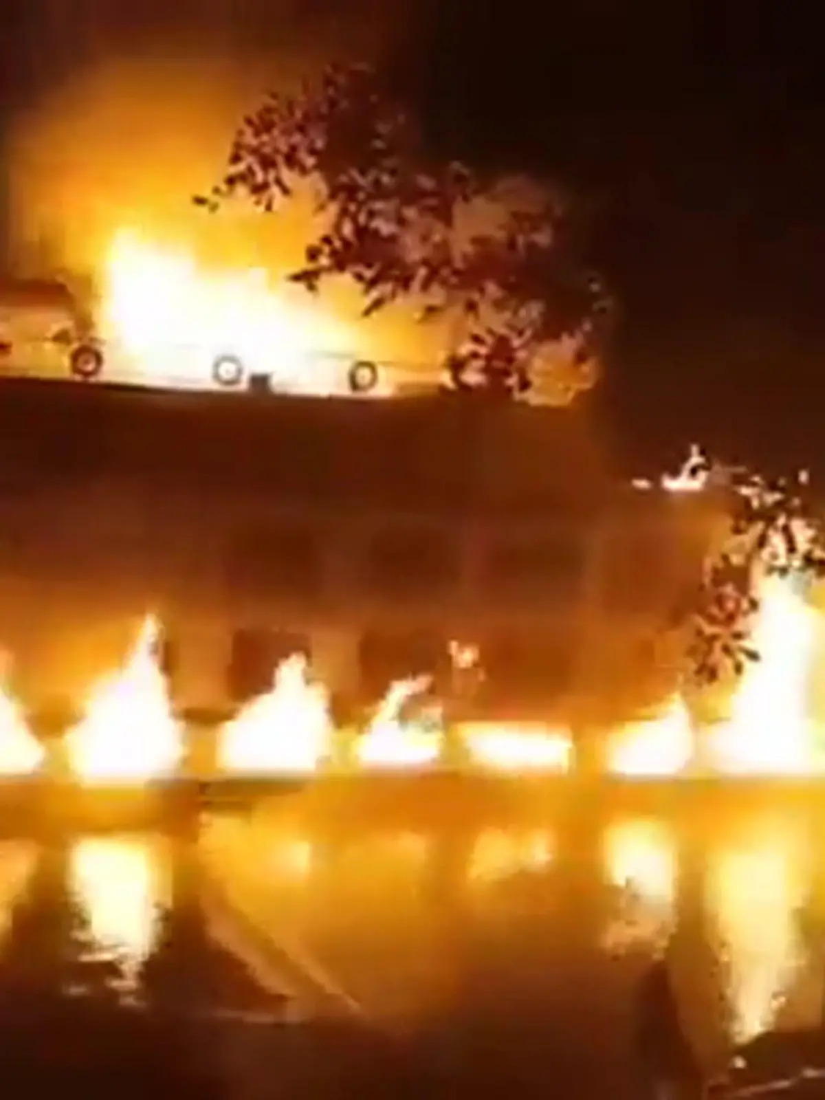 Bild zu: "Inferno auf dem Nil! Luxuskreuzfahrtschiff steht in Flammen – 250 Touristen an Bord"