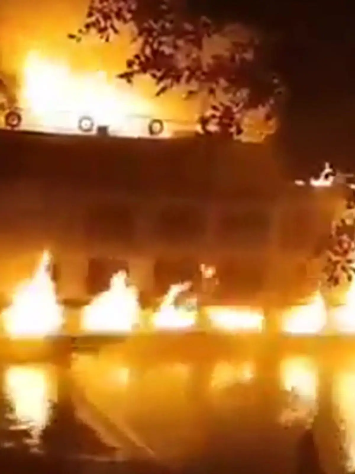 Bild zu: "Inferno auf dem Nil! Luxuskreuzfahrtschiff steht in Flammen – 250 Touristen an Bord"