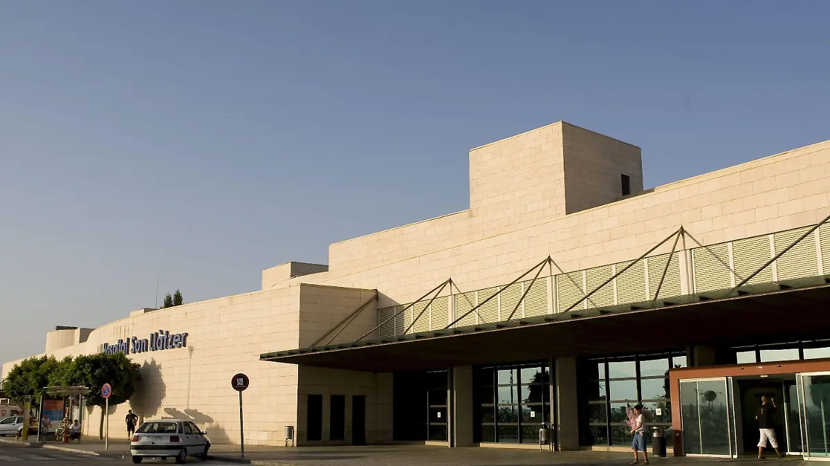 epa01797484 A picture released on 17 July shows the exterior of the Son Llatzer Hospital in Palma de Mallorca, Balearic Islands, where a woman of Nigerian origin died of the A H1N1 Flu on the Balearic Island of Mallorca, Spain on 16 July 2009. The 33-year-old is the third mortal victim of the A H1N1 Flu in Spain. EPA/MONTSERRAT T DIEZ