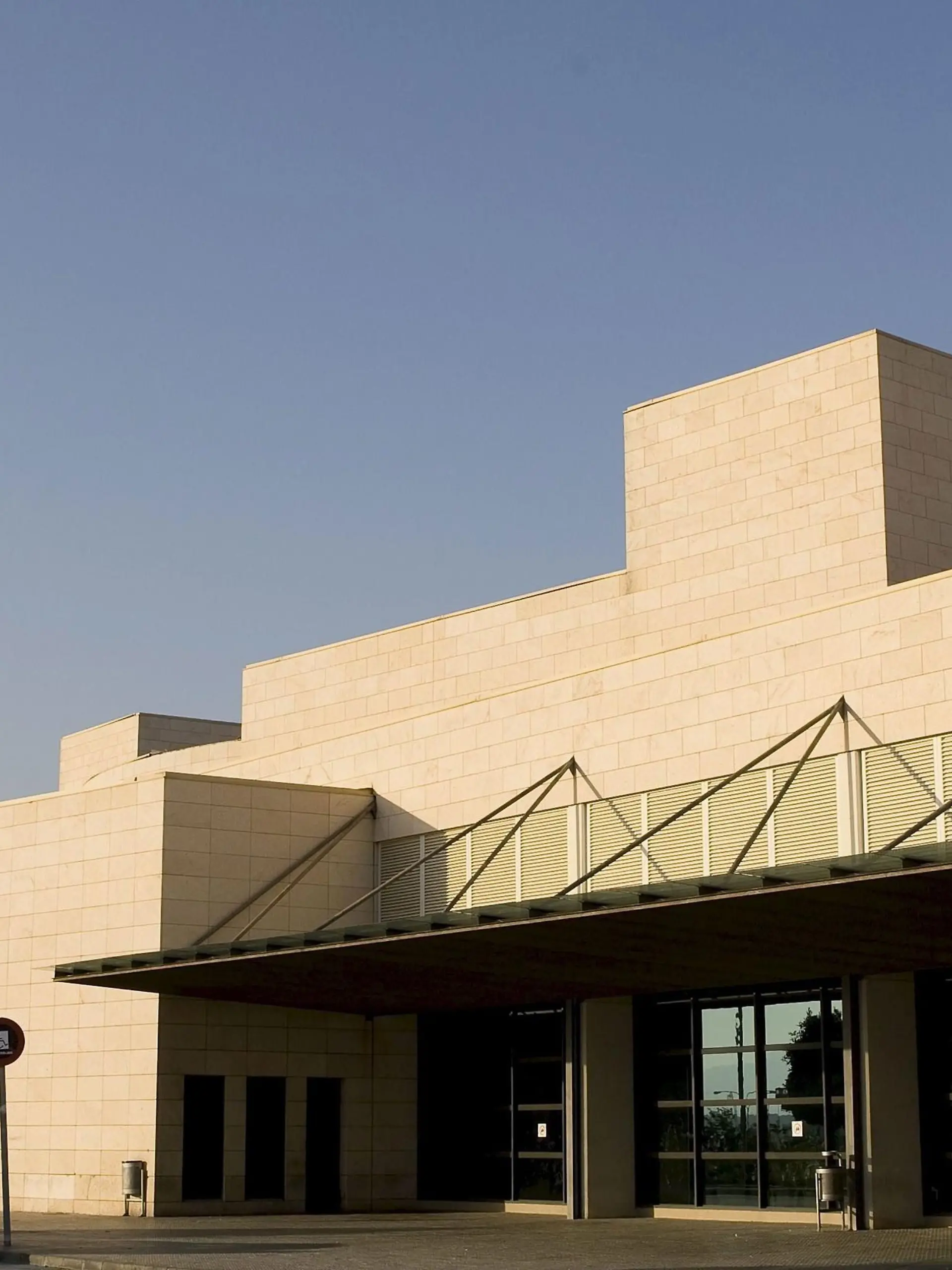 epa01797484 A picture released on 17 July shows the exterior of the Son Llatzer Hospital in Palma de Mallorca, Balearic Islands, where a woman of Nigerian origin died of the A H1N1 Flu on the Balearic Island of Mallorca, Spain on 16 July 2009. The 33-year-old is the third mortal victim of the A H1N1 Flu in Spain. EPA/MONTSERRAT T DIEZ