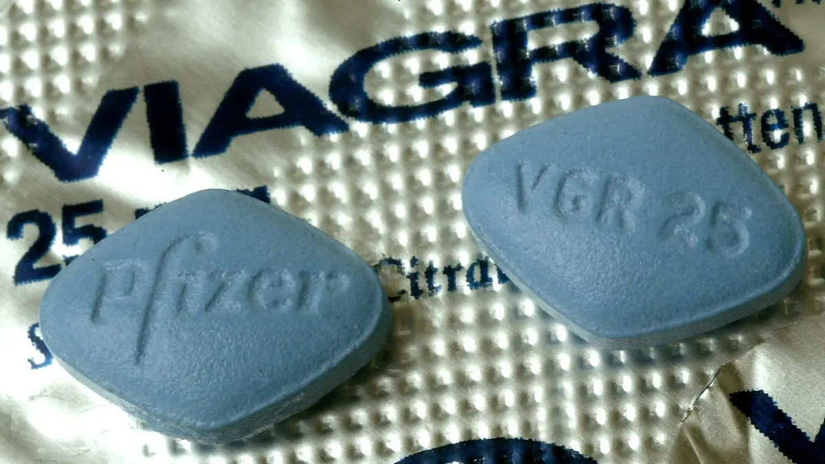 ARCHIV - Zwei Tabletten Viagra liegen auf der Medikamentenverpackung (Archivfoto vom 09.09.2003). Foto: Uli Deck dpa (zu dpa "Patentschutz für Viagra läuft aus - Preiskampf erwartet" vom 24.05.2013) +++(c) dpa - Bildfunk+++