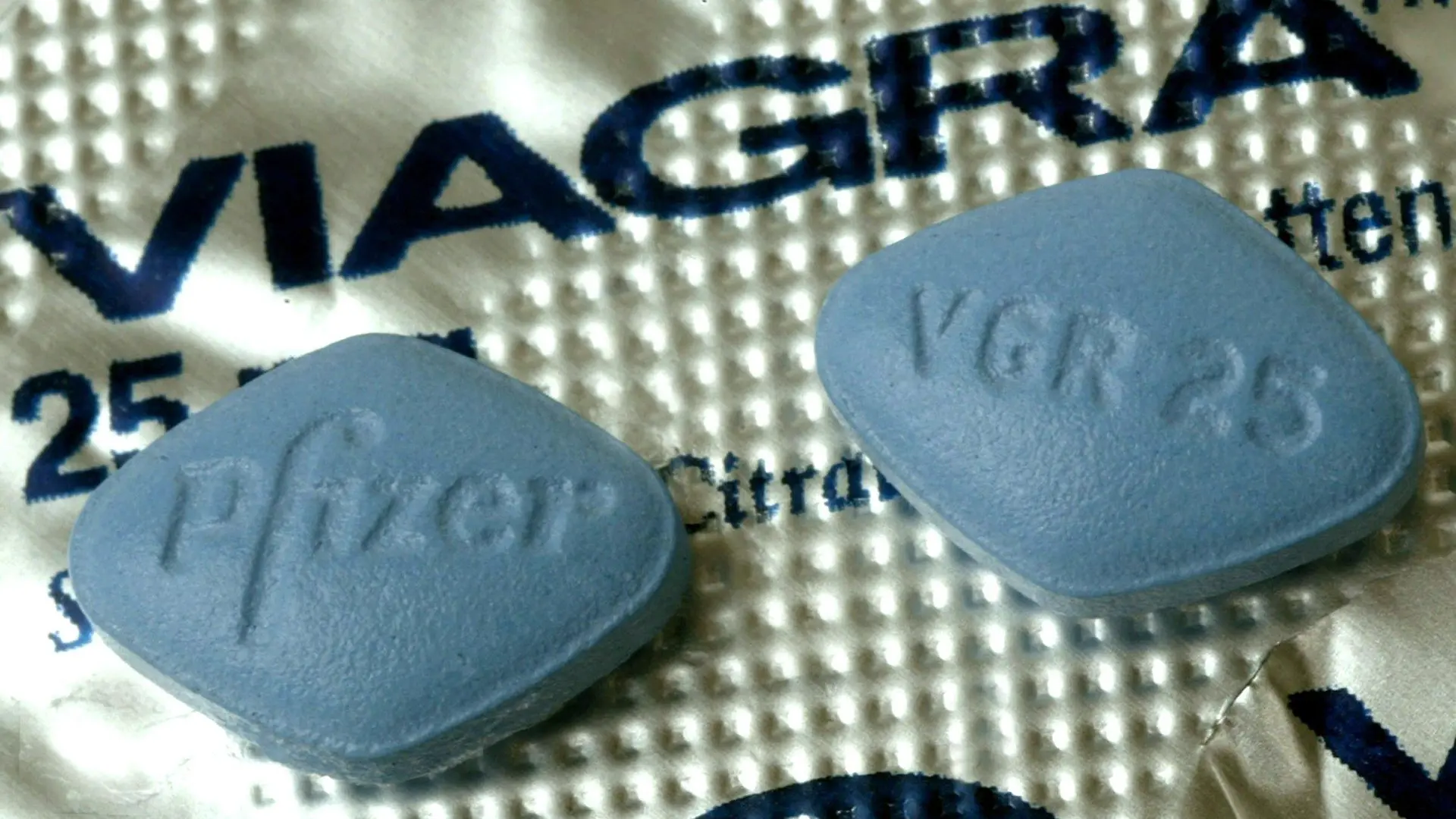 ARCHIV - Zwei Tabletten Viagra liegen auf der Medikamentenverpackung (Archivfoto vom 09.09.2003). Foto: Uli Deck dpa (zu dpa "Patentschutz für Viagra läuft aus - Preiskampf erwartet" vom 24.05.2013) +++(c) dpa - Bildfunk+++