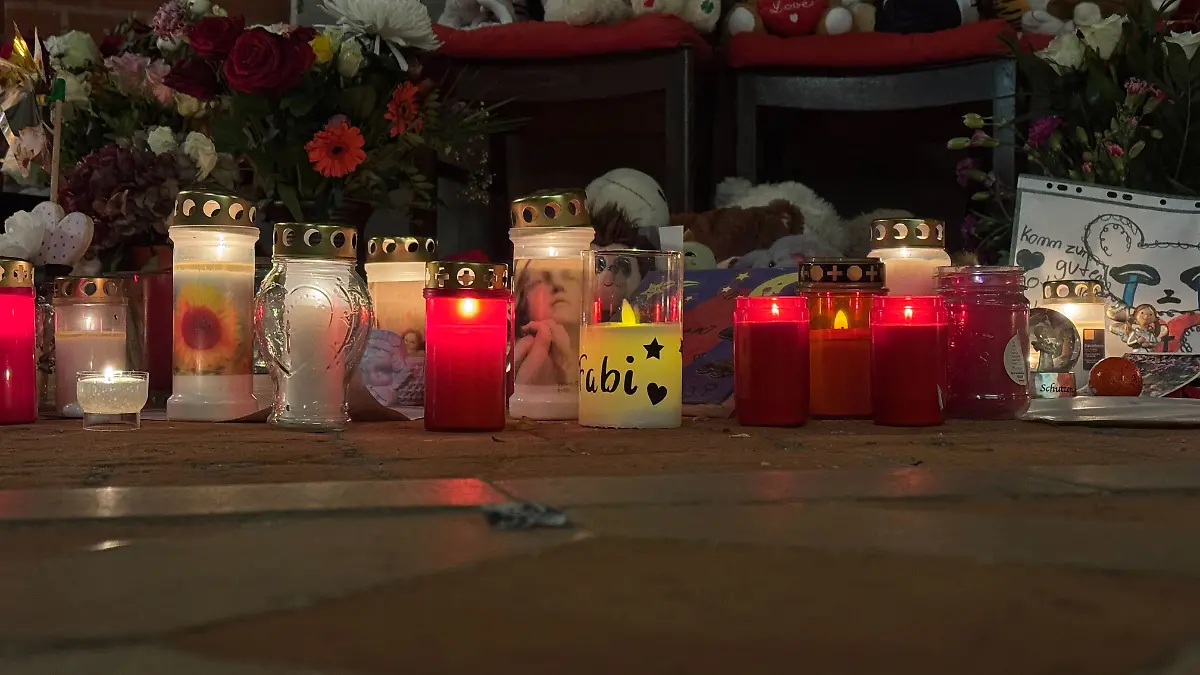 Hunderte Menschen nehmen vom kleinen Fabi Abschied.