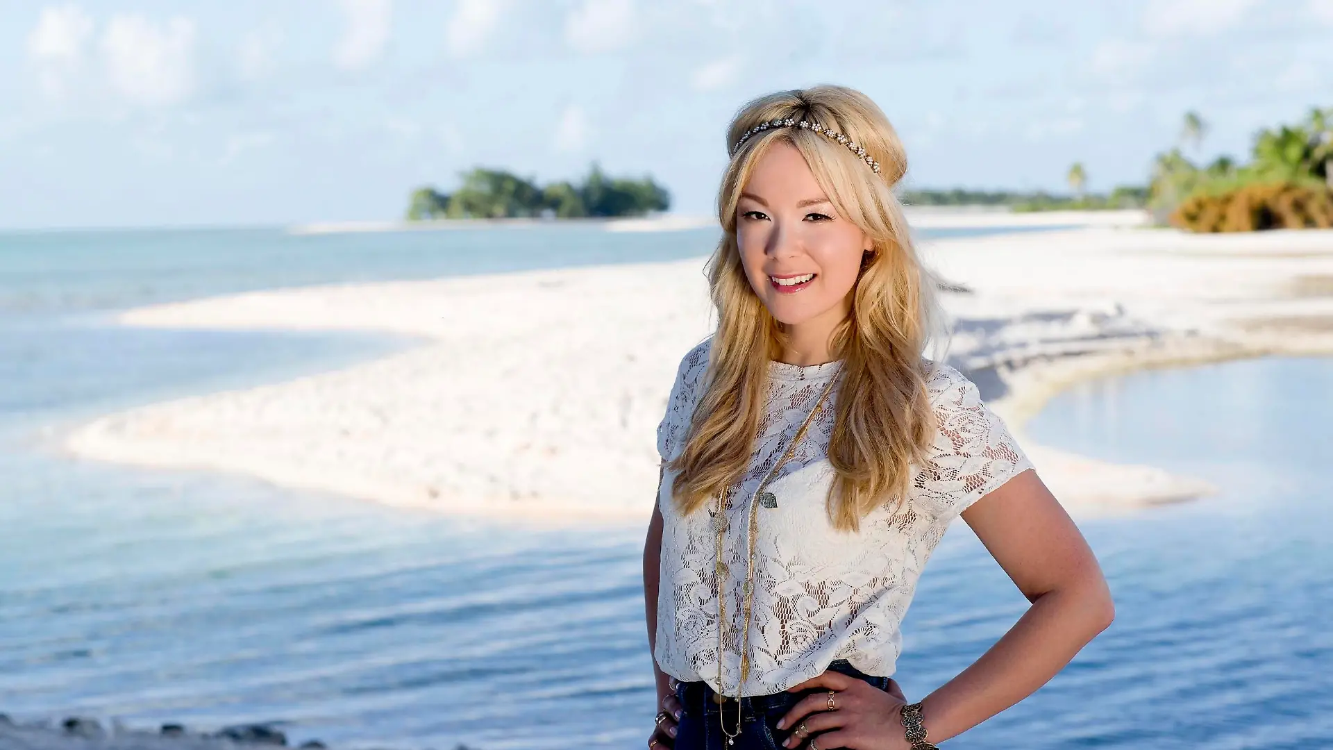 Moderiert wird die TV-Romanze von Nela Lee, die die Zuschauer mit auf die romantische und spannende Reise von Adam und Eva nimmt.