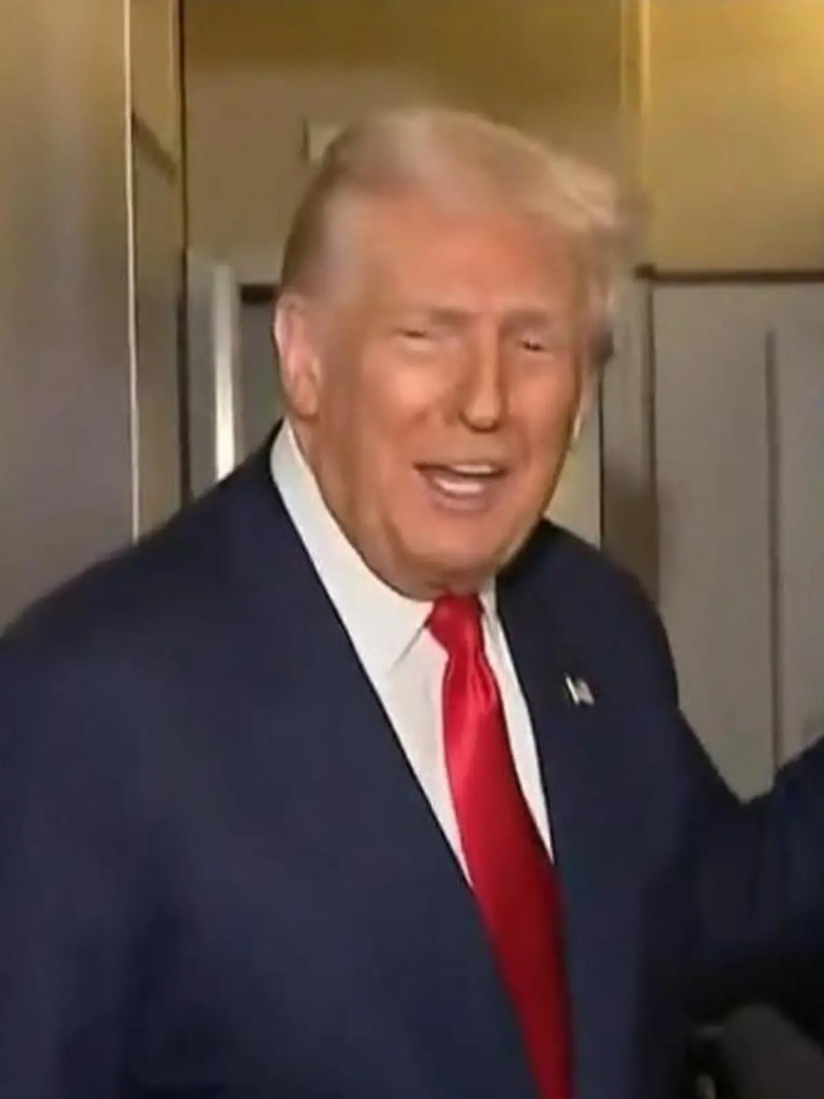 Bild zu: "Donald Trump durchgeschüttelt! US-Präsident kämpft mit heftigen Turbulenzen"