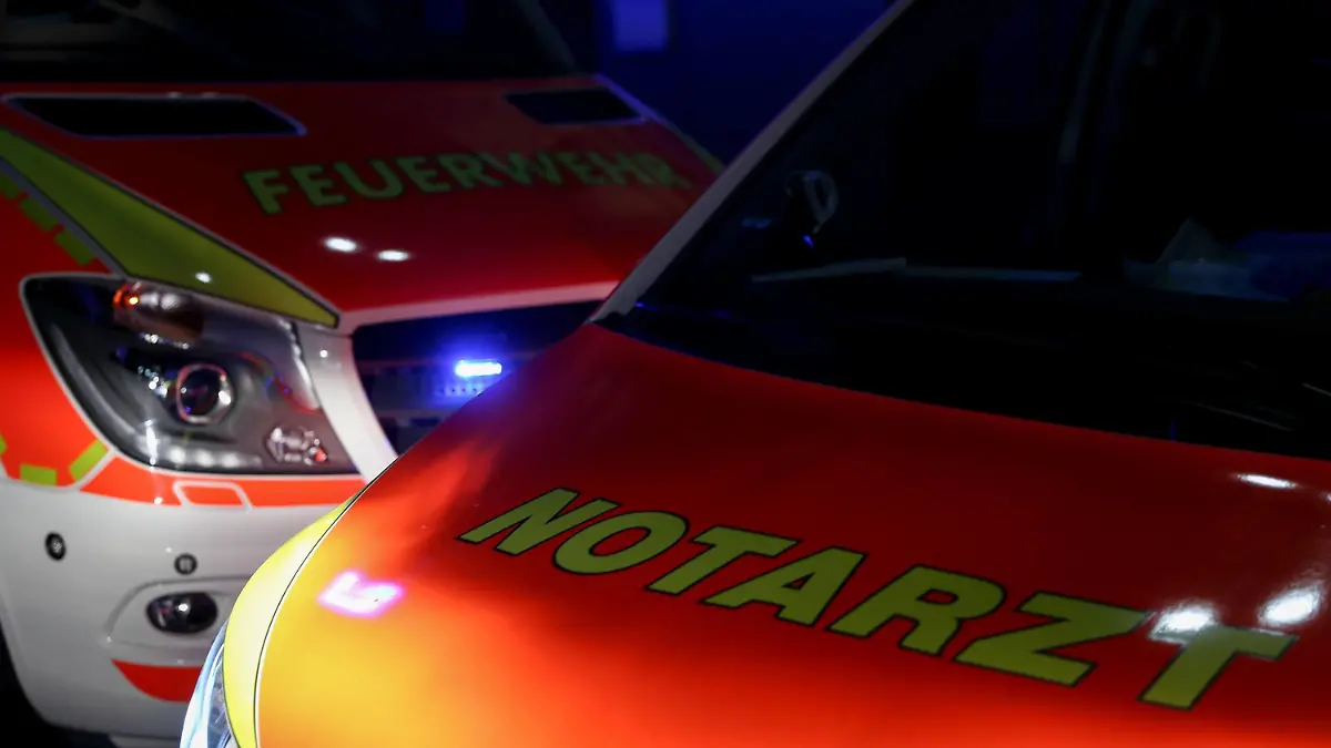  Fahrzeuge der Feuerwehr und Notarzt im Einsatz bei Nacht Themenbild, Symbolbild, Feuerwehr, Notarzt, 04.09.18 Buchenstraße NRW Deutschland Wuppertal *** Vehicles of the fire brigade and ambulance in action at night Topic picture Symbol picture Fire brigade Emergency doctor 04 09 18 Buchenstraße NRW Germany Wuppertal Copyright: xdnettonx