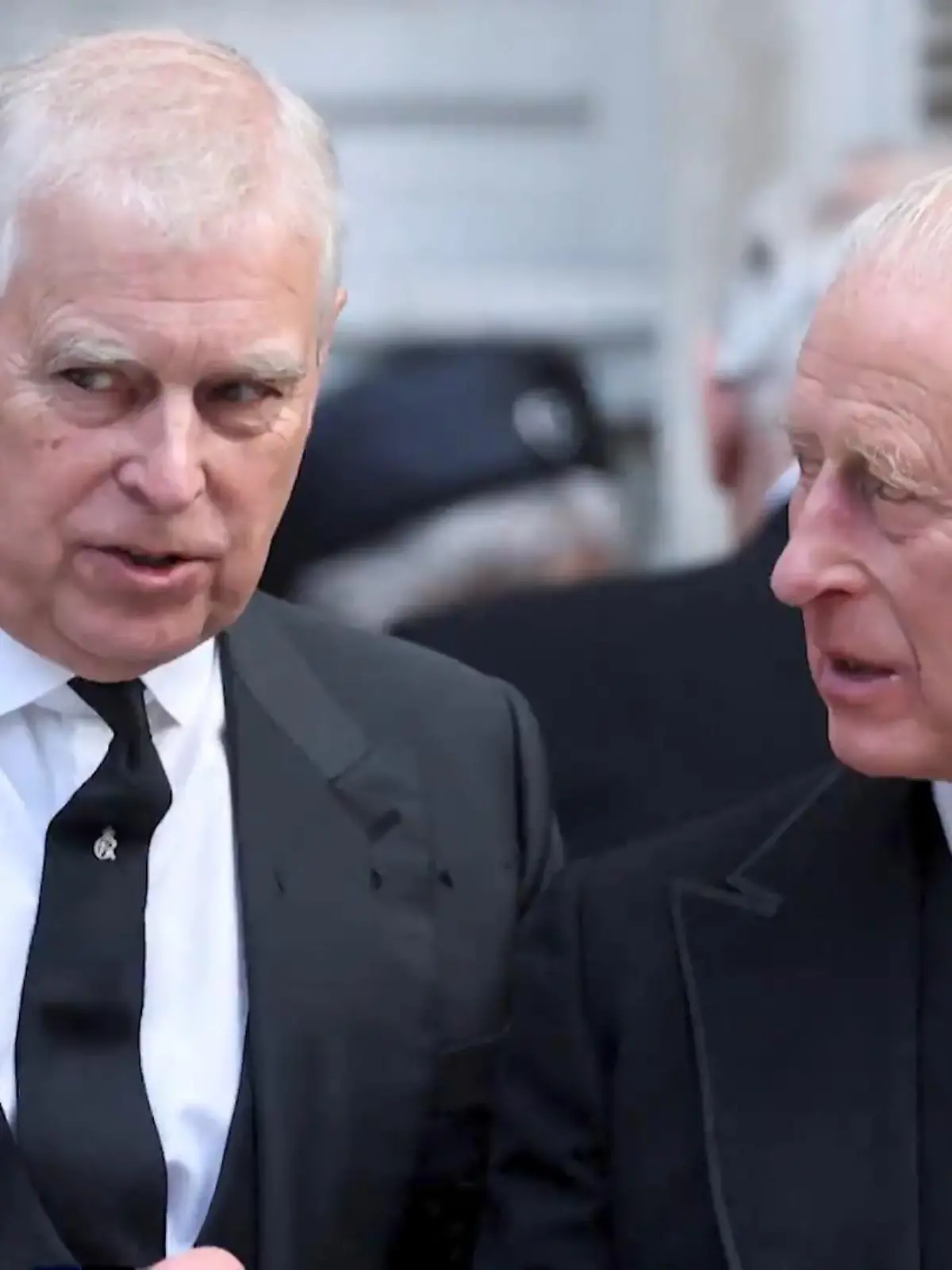 Bild zu: "König Charles greift durch! Andrew verliert Prinzen-Status"