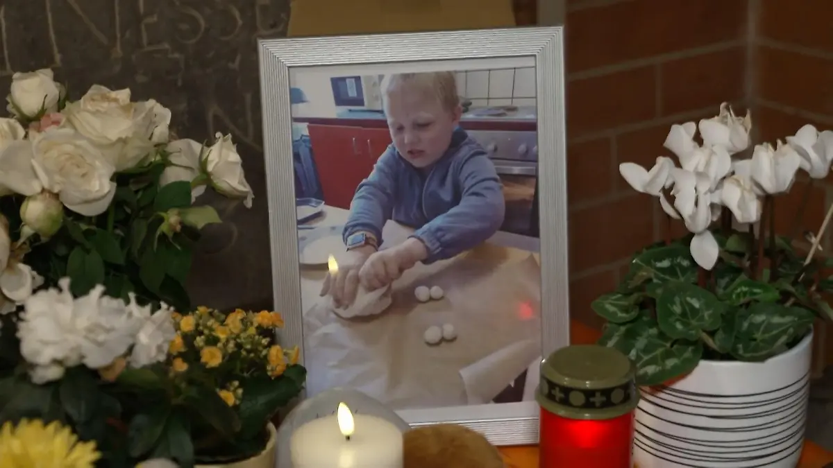 Briefe zum Abschied! Die emotionale Trauerfeier für Fabian (†8) aus Güstrow Hunderte Menschen nehmen teil