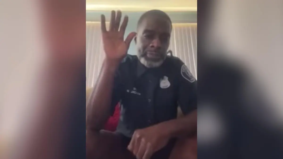 Prozess unter der Gürtellinie! Polizist erscheint ohne Hose vor Gericht Unten ohne vor dem Richter