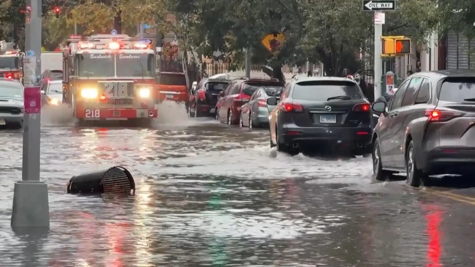 New York versinkt in Wassermassen Ganze Straßen überflutet durch Rekord-Unwetter