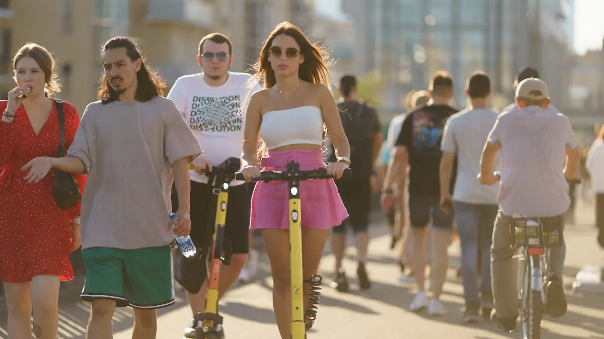 Menschen mit unterschiedlichen Verkehrsmitteln auf einem Bürgersteig (Symbolfoto)