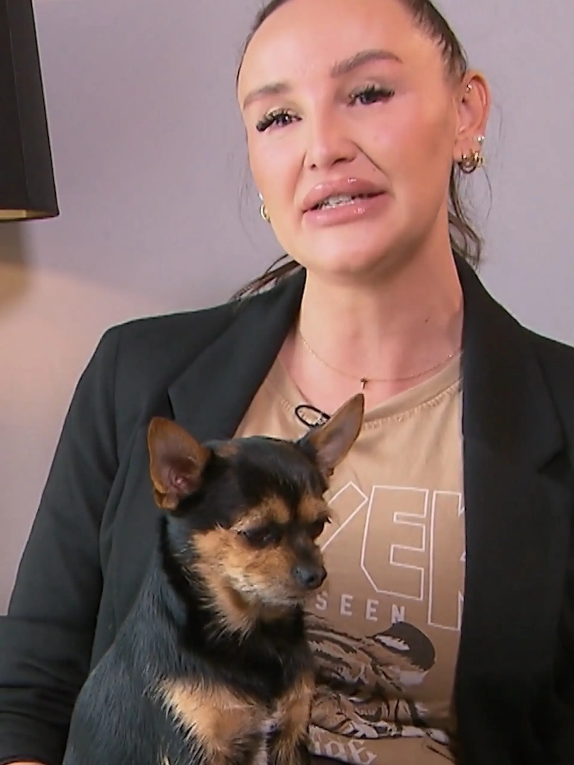 Bild zu: "Mina teilt ihren Kleiderschrank mit ihrem Hund"