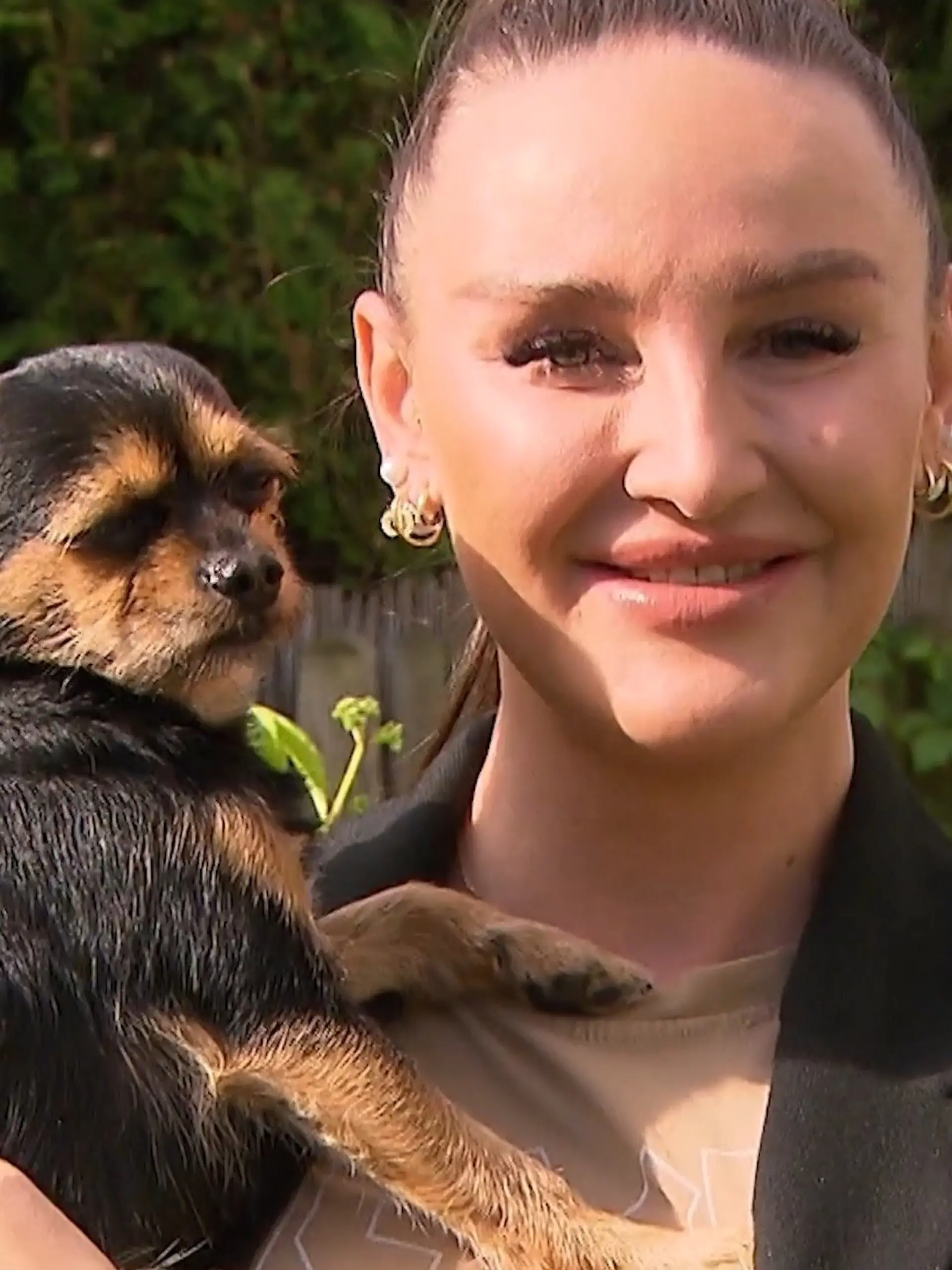 Bild zu: "Mina und ihr Mini-Hund sind ein stylisches Team"