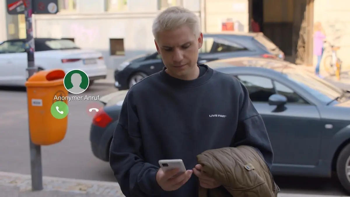 Moritz bekommt einen unbekannten Anruf. Ist es Robin?