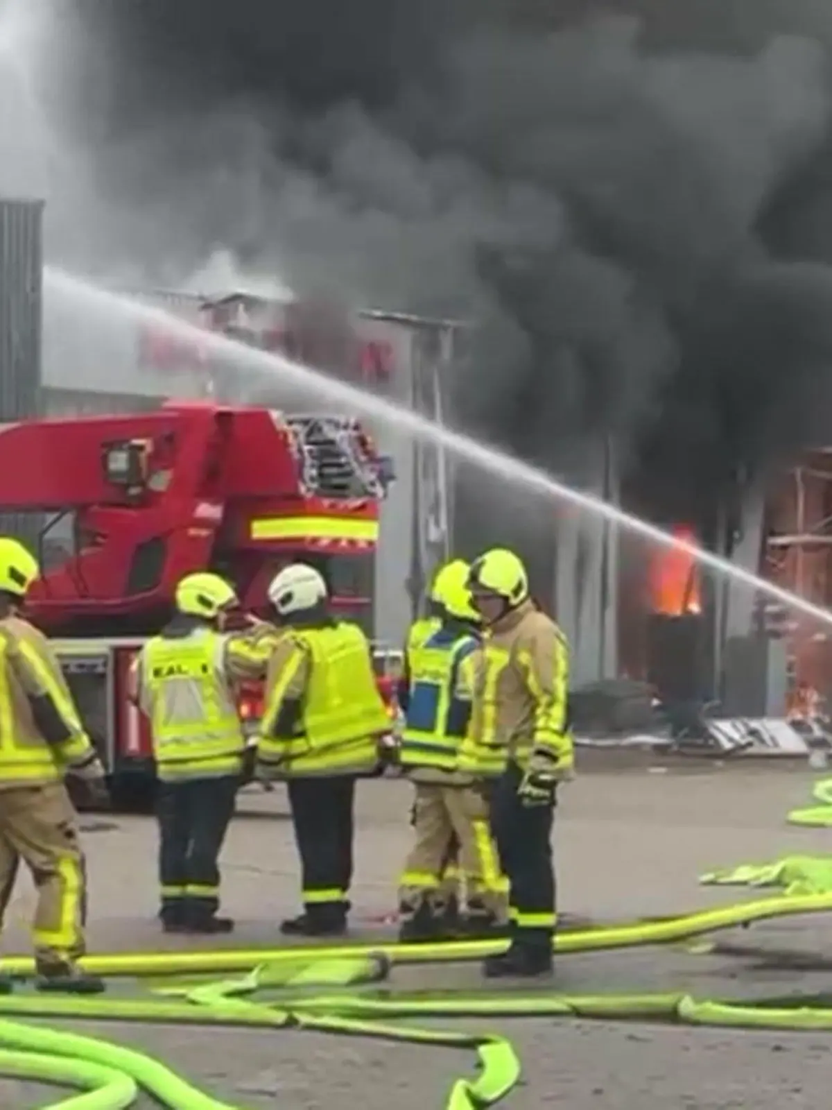 Bild zu: "Gas-Arbeiten enden in Flammen! Explosion in LKW-Werkstatt erschüttert Castrop-Rauxel"