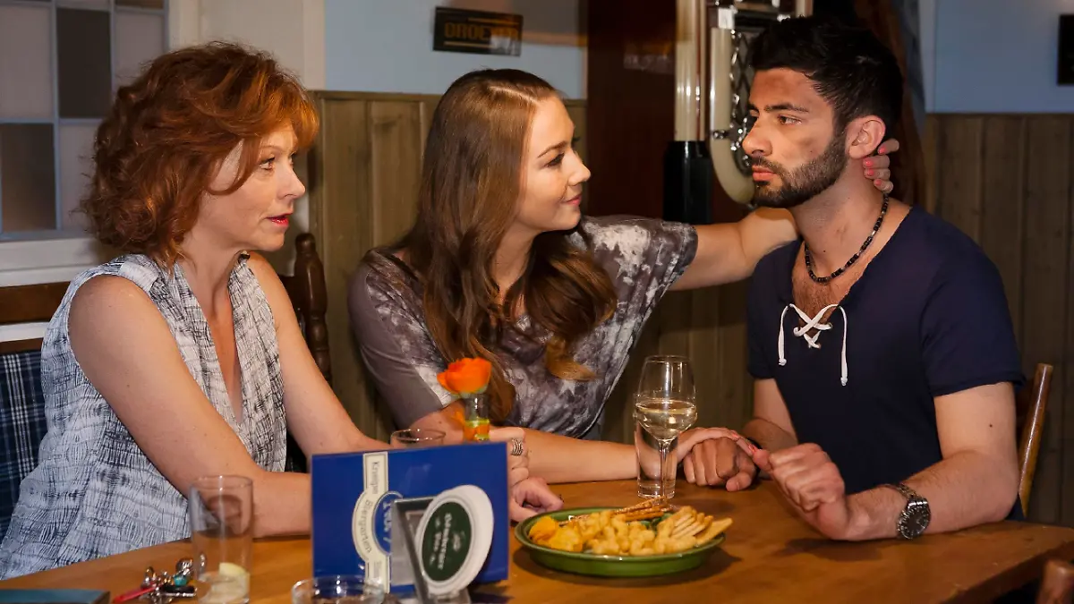 Katja (Anna-Katharina Samsel, M.) atmet auf, als Claudia (Heike Trinker) in letzter Sekunde schaltet und vor Can (Volkan Isbert) überspielt, dass sie noch nichts von der Beziehung der beiden wusste.