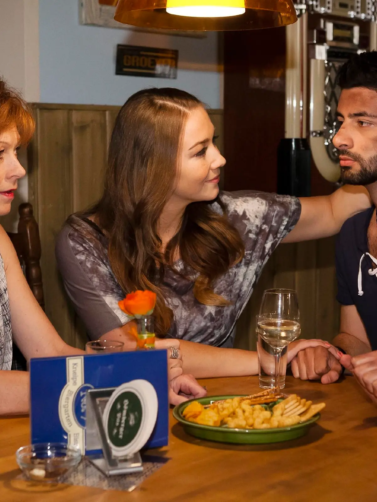 Katja (Anna-Katharina Samsel, M.) atmet auf, als Claudia (Heike Trinker) in letzter Sekunde schaltet und vor Can (Volkan Isbert) überspielt, dass sie noch nichts von der Beziehung der beiden wusste.