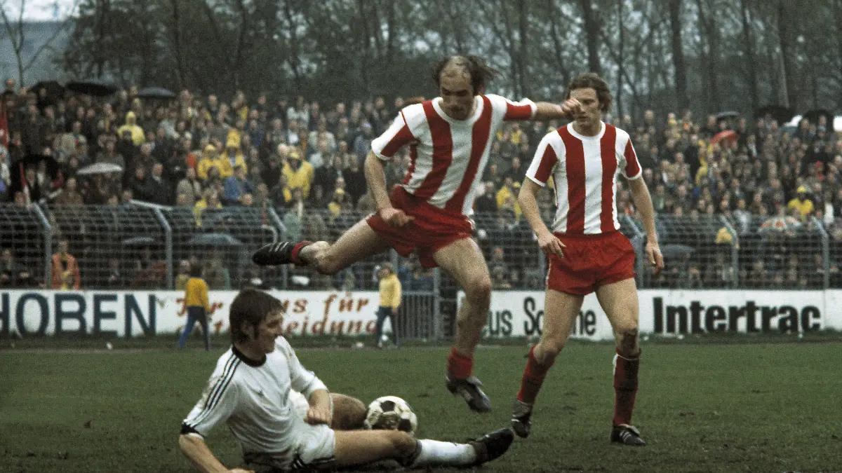 Fussball, 2. Bundesliga Nord, 1974/1975, Lohrheidestadion, SG Wattenscheid 09 gegen Fortuna Koeln 0:0, Spielszene, v.l.n.r. Rudi Klimke (09), Johannes Linssen (Koeln), Lothar Wesseler (Koeln), football, 2. Bundesliga Nord, 1974/1975, Lohrheide Stadium, SG Wattenscheid 09 versus Fortuna Cologne 0:0, scene of the match, f.l.t.r. Rudi Klimke (09), Johannes Linssen (Koeln), Lothar Wesseler (Koeln)