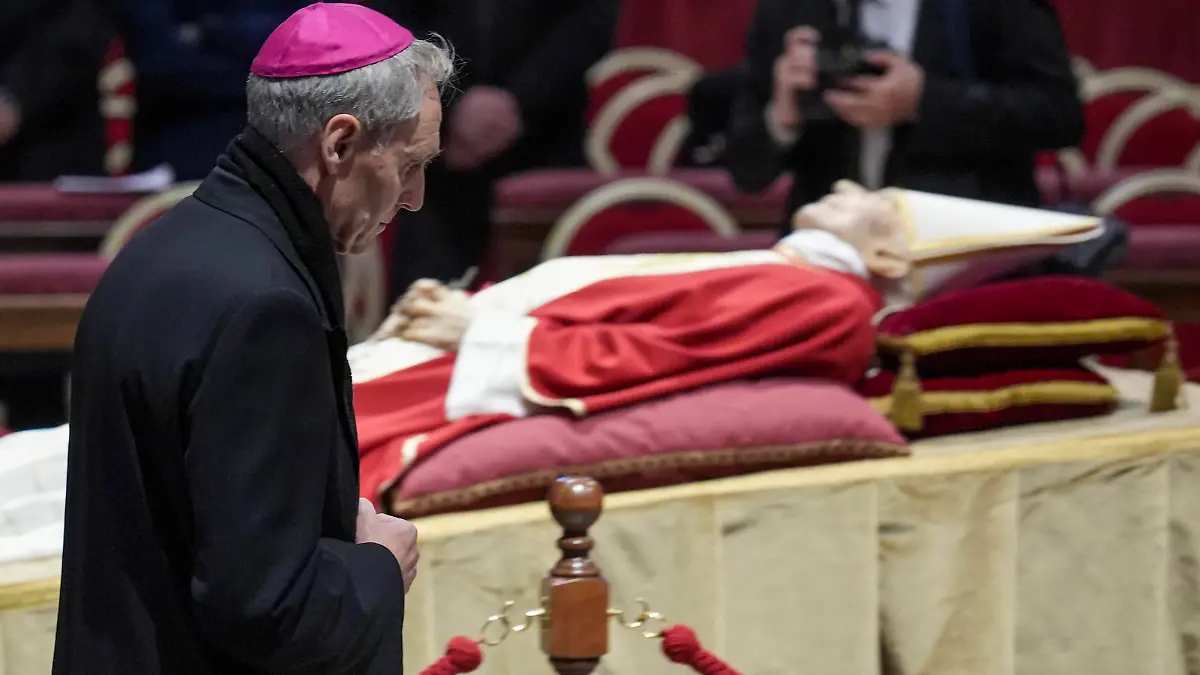 Benedikt XVI. gestorben - Georg Gänswein nimmt Abschied  The body of the Pope Emeritus Benedict XVI is laid out in public in Vatican - 02 Jan 2023 Archbishop Georg Gänswein prays in front of the body of Pope Emeritus Benedict XVI at St. Peter s Basilica. The Vatican announced that Pope Benedict died on December 31, 2022, aged 95, and his funeral will be held on January 5, 2023. Vatican Vatican PUBLICATIONxINxDZAxARGxAUTxBHRxBRAxCANxCHLxCHNxCOLxECUxEGYxGRCxINDxIRNxIRQxISRxJORxKWTxLBNxLBYxMLTxMEXxMARxOMNxPERxQATxSAUxSUIxSYRxTUNxTURxUAExUKxVENxYEMxONLY PUBLICATIONxINxALGxARGxAUTxBRNxBRAxCANxCHIxCHNxCOLxECUxEGYxGRExINDxIRIxIRQxISRxJORxKUWxLIBxLBAxMLTxMEXxMARxOMAxPERxQATxKSAxSUIxSYRxTUNxTURxUAExUKxVENxYEMxONLY Copyright: xSOPAxImagesx Editorial use only