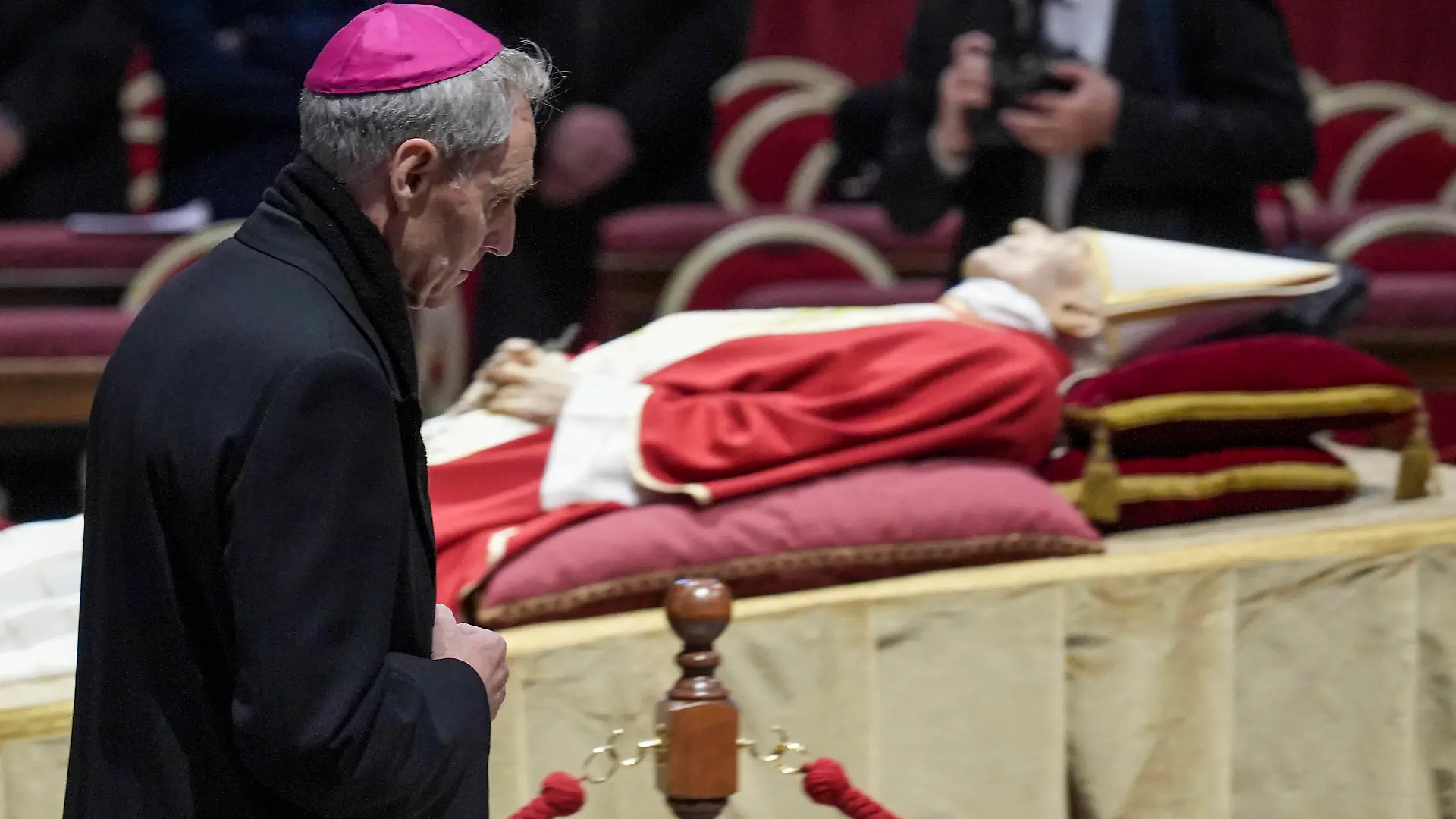 Benedikt XVI. gestorben - Georg Gänswein nimmt Abschied The body of the Pope Emeritus Benedict XVI is laid out in public in Vatican - 02 Jan 2023 Archbishop Georg Gänswein prays in front of the body of Pope Emeritus Benedict XVI at St. Peter s Basilica. The Vatican announced that Pope Benedict died on December 31, 2022, aged 95, and his funeral will be held on January 5, 2023. Vatican Vatican PUBLICATIONxINxDZAxARGxAUTxBHRxBRAxCANxCHLxCHNxCOLxECUxEGYxGRCxINDxIRNxIRQxISRxJORxKWTxLBNxLBYxMLTxMEXxMARxOMNxPERxQATxSAUxSUIxSYRxTUNxTURxUAExUKxVENxYEMxONLY PUBLICATIONxINxALGxARGxAUTxBRNxBRAxCANxCHIxCHNxCOLxECUxEGYxGRExINDxIRIxIRQxISRxJORxKUWxLIBxLBAxMLTxMEXxMARxOMAxPERxQATxKSAxSUIxSYRxTUNxTURxUAExUKxVENxYEMxONLY Copyright: xSOPAxImagesx Editorial use only