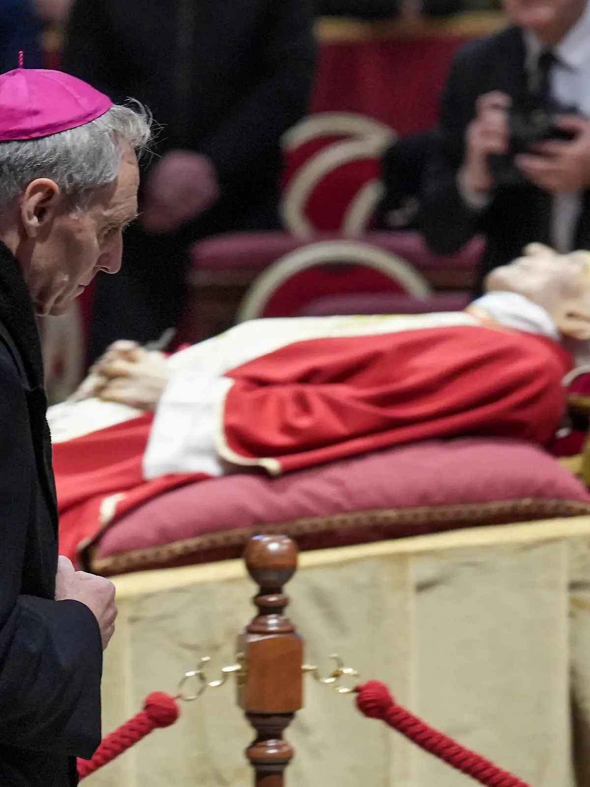 Benedikt XVI. gestorben - Georg Gänswein nimmt Abschied  The body of the Pope Emeritus Benedict XVI is laid out in public in Vatican - 02 Jan 2023 Archbishop Georg Gänswein prays in front of the body of Pope Emeritus Benedict XVI at St. Peter s Basilica. The Vatican announced that Pope Benedict died on December 31, 2022, aged 95, and his funeral will be held on January 5, 2023. Vatican Vatican PUBLICATIONxINxDZAxARGxAUTxBHRxBRAxCANxCHLxCHNxCOLxECUxEGYxGRCxINDxIRNxIRQxISRxJORxKWTxLBNxLBYxMLTxMEXxMARxOMNxPERxQATxSAUxSUIxSYRxTUNxTURxUAExUKxVENxYEMxONLY PUBLICATIONxINxALGxARGxAUTxBRNxBRAxCANxCHIxCHNxCOLxECUxEGYxGRExINDxIRIxIRQxISRxJORxKUWxLIBxLBAxMLTxMEXxMARxOMAxPERxQATxKSAxSUIxSYRxTUNxTURxUAExUKxVENxYEMxONLY Copyright: xSOPAxImagesx Editorial use only