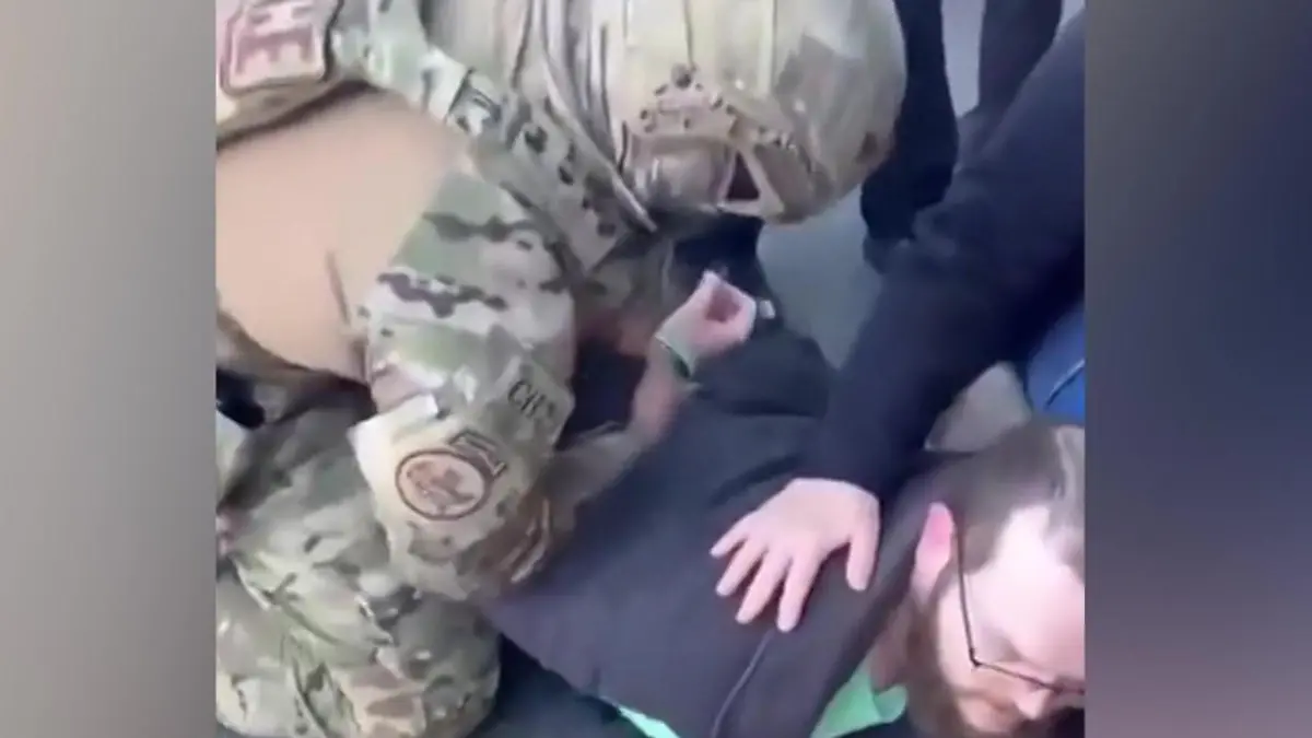 „Mein Sohn wurde von der Polizei entführt" – Mutter verzweifelt wegen DIESEM Vorfall Ihm drohen acht Jahre Knast