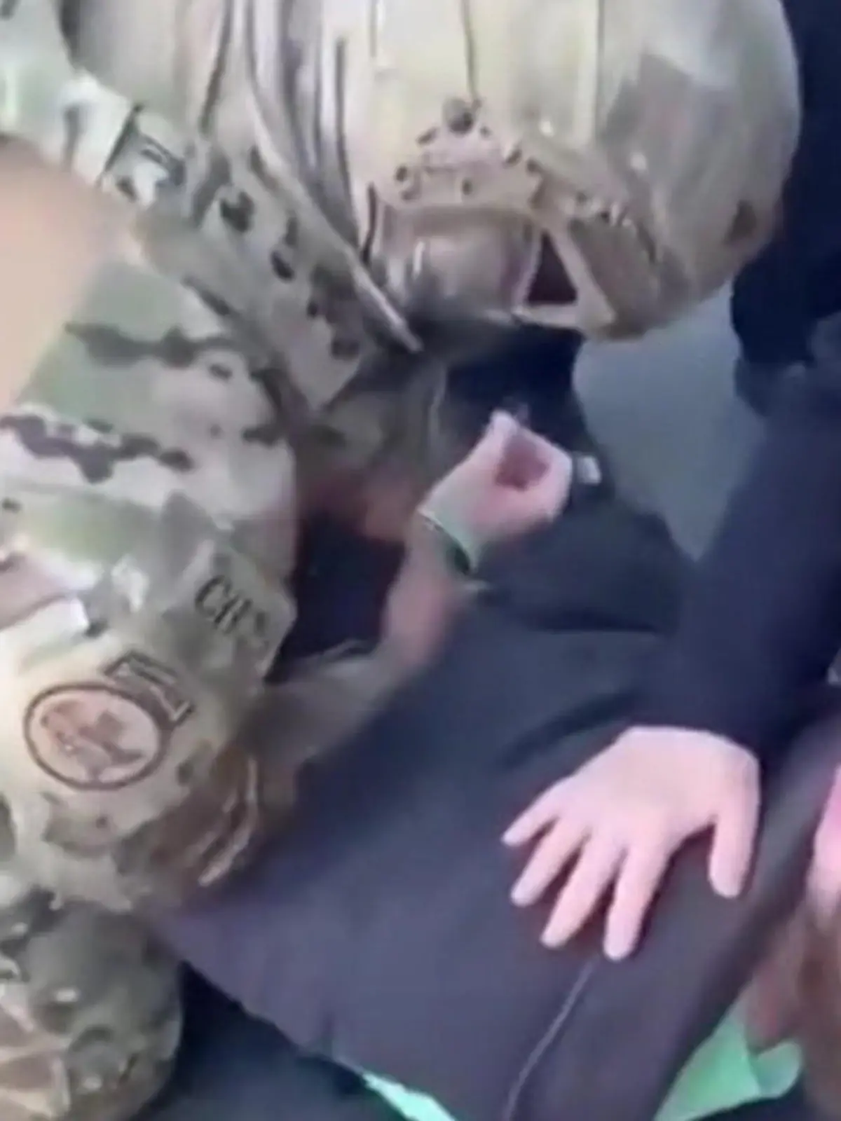 Bild zu: "„Mein Sohn wurde von der Polizei entführt” – Mutter verzweifelt wegen DIESEM Vorfall"